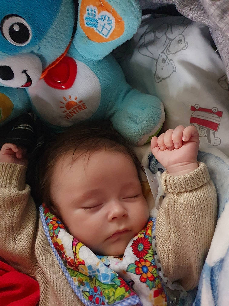 Eden participe au concours pour gagner de l'argent avec cette photo : baby, cheek, chin, comfort, eye, face, facial_expression, finger, gesture, green, head, human, interaction, mammal, mouth, nose, organ, person, product, skin