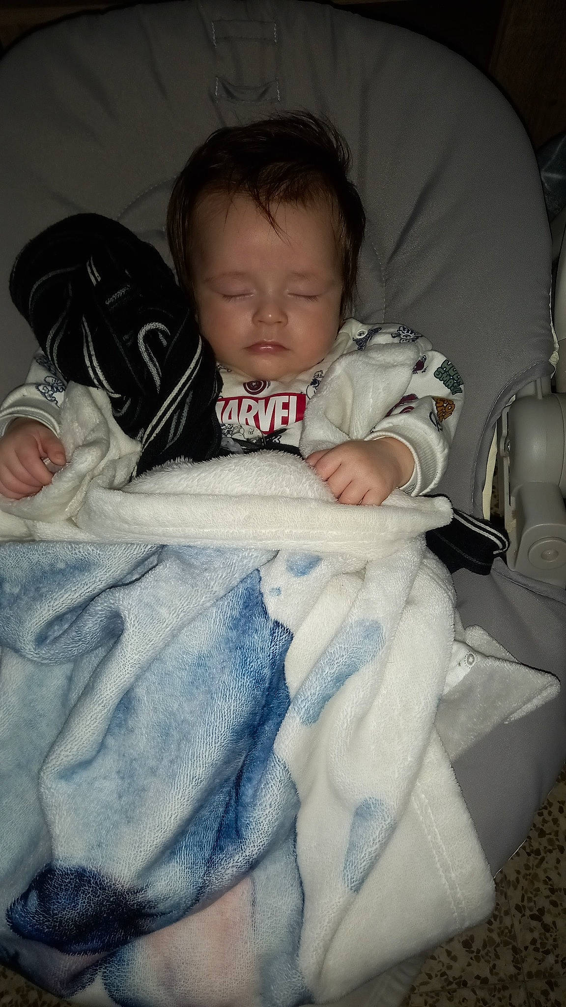 Eden participe au concours pour gagner de l'argent avec cette photo : baby, baby_products, baby_sleeping, baby_toddler_clothing, bedtime, cheek, comfort, eye, face, finger, hairstyle, happy, iris, linens, mouth, nose, person, sitting, skin, sleeve