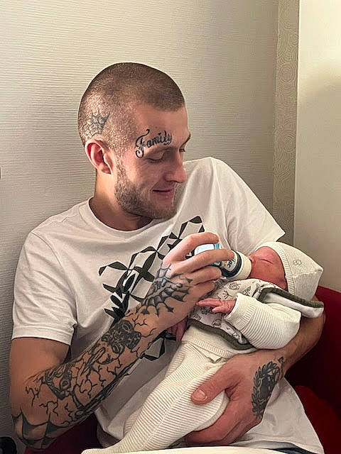 Eden a rejoint le concours — aidez-le/la à gagner de superbes lots ! arm, beard, chest, comfort, cool, elbow, eyewear, facial_hair, finger, glasses, mouth, muscle, pattern, person, sitting, sleeve, t_shirt, tattoo, temporary_tattoo, vision_care