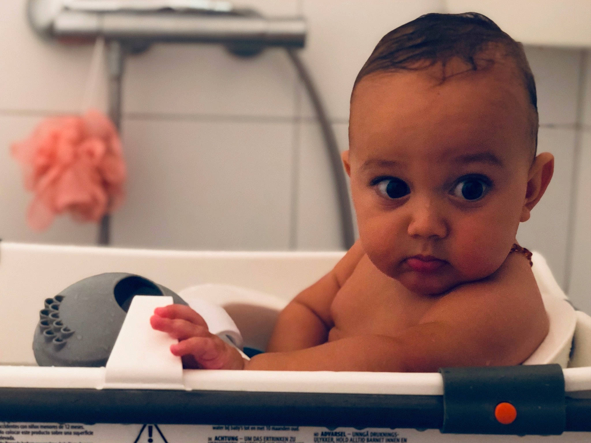 Isaac participe au concours pour gagner de l'argent avec cette photo : arm, baby, baby_bathing, bathing, bathtub, cheek, eye, eyelash, facial_expression, finger, hand, human_body, iris, lip, mouth, muscle, nose, person, product, skin