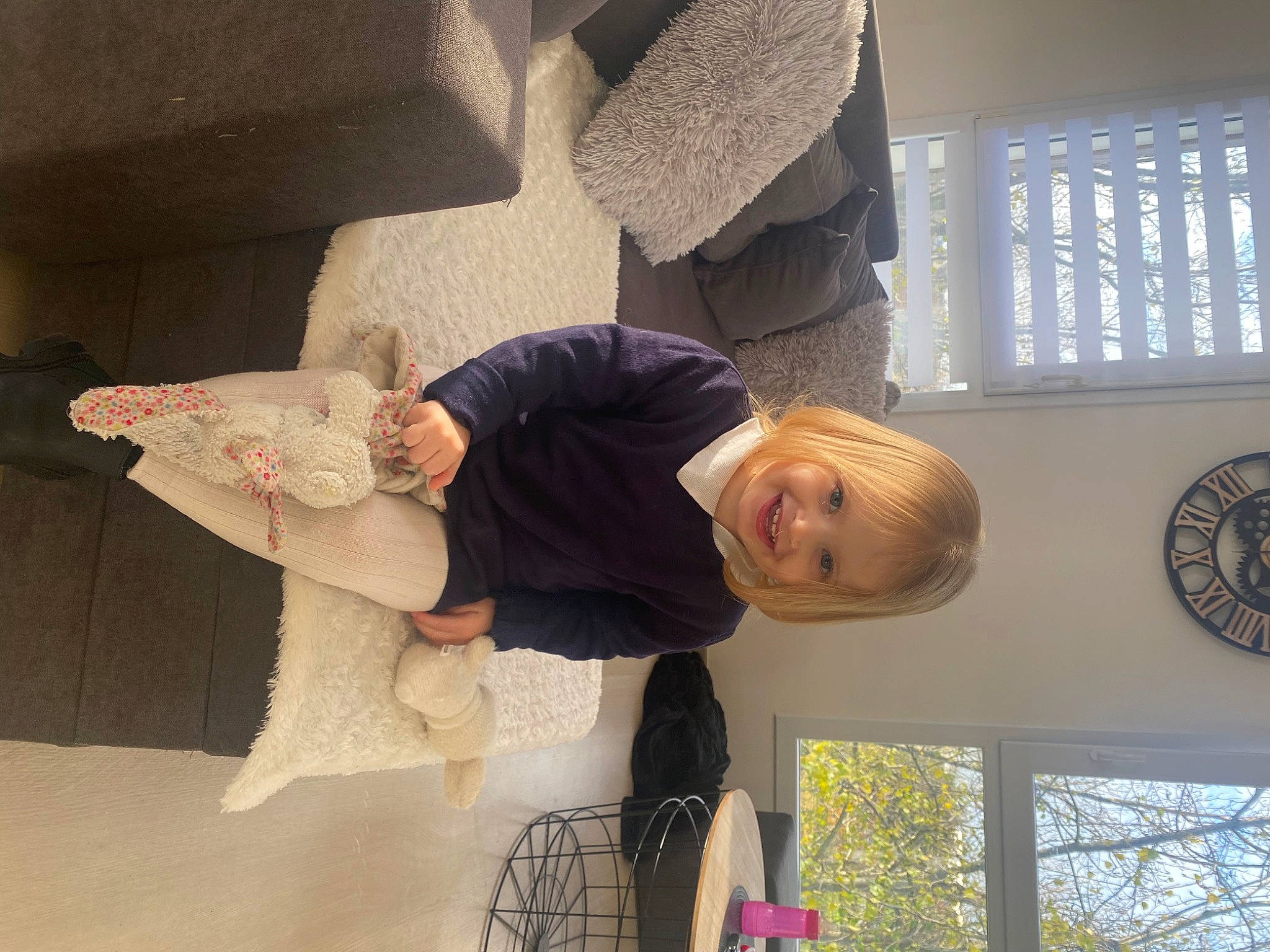 Camilia a rejoint le concours — aidez-le/la à gagner de superbes lots ! baby, baby_products, child, clock, comfort, flooring, fun, hat, human_leg, joy, knee, person, room, smile, t_shirt, thigh, toddler, tree, window, wood