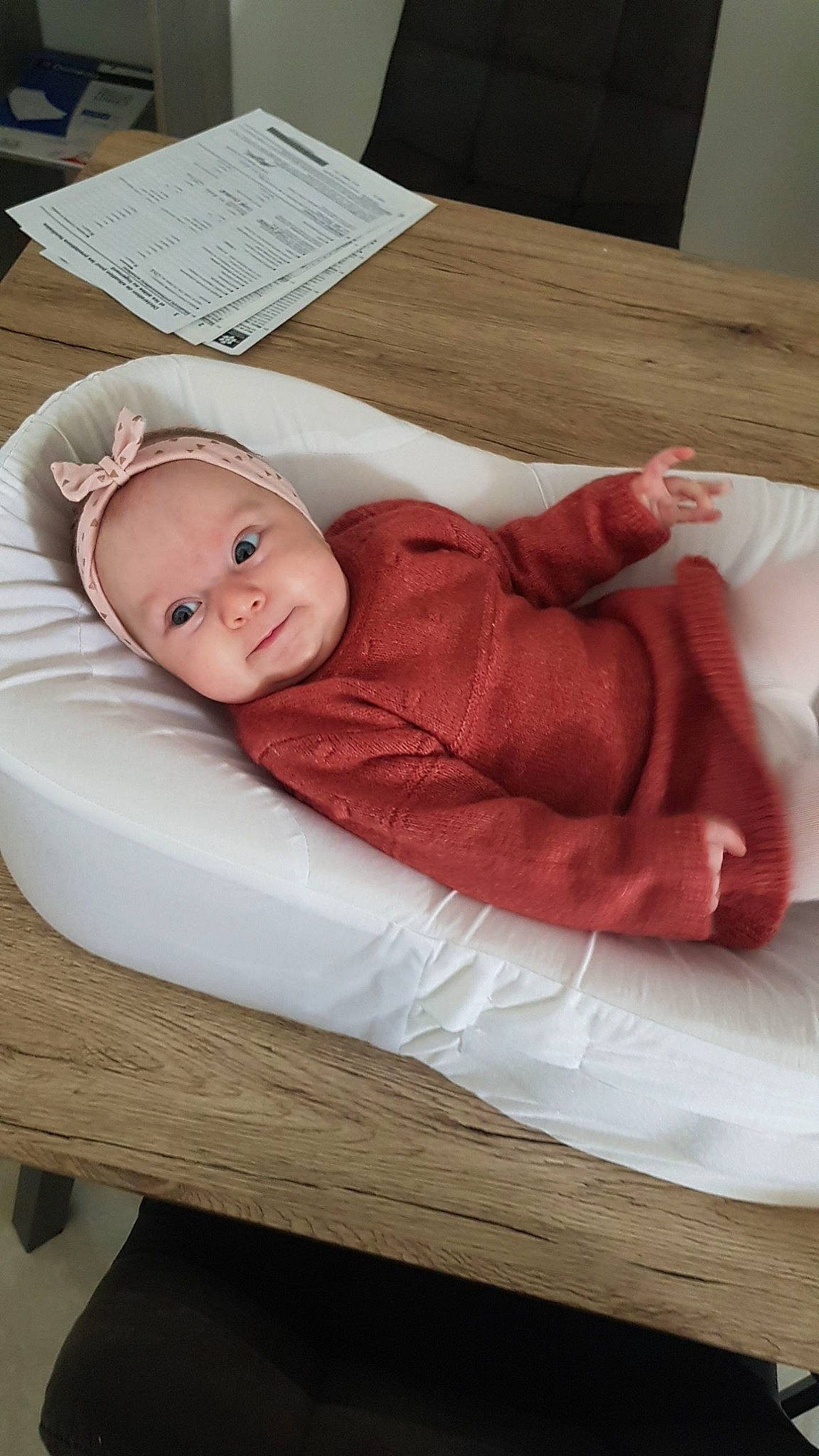 Lyvia a rejoint le concours — aidez-le/la à gagner de superbes lots ! baby, baby_products, baby_safety, baby_toddler_clothing, bedding, carmine, child, comfort, flesh, furniture, hardwood, hat, linens, person, room, sitting, sleep, smile, table, toddler
