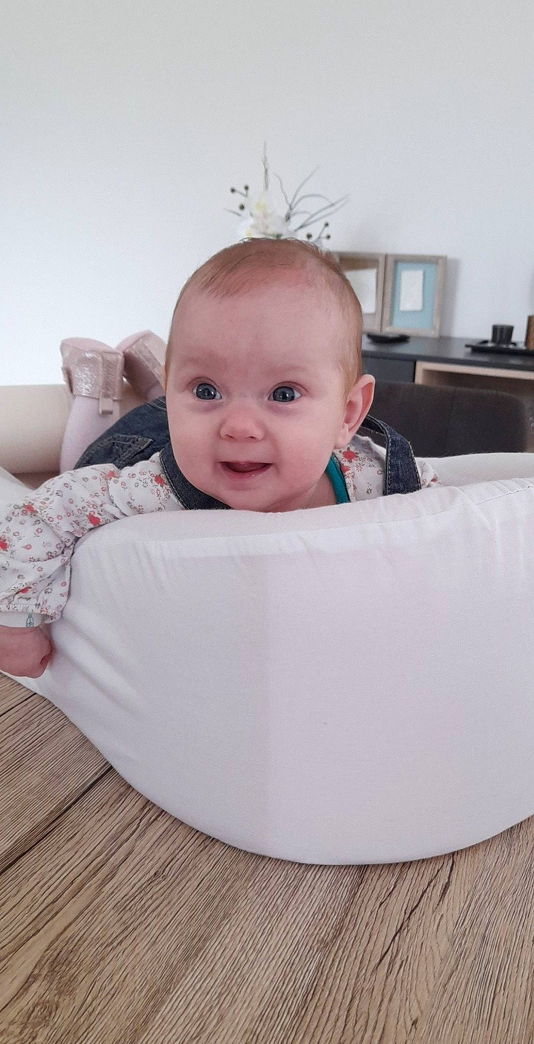 Lyvia a rejoint le concours — aidez-le/la à gagner de superbes lots ! baby, baby_products, baby_toddler_clothing, cheek, child, comfort, flash_photography, floor, flooring, happy, hardwood, person, room, sitting, skin, sleeve, smile, t_shirt, table, toddler