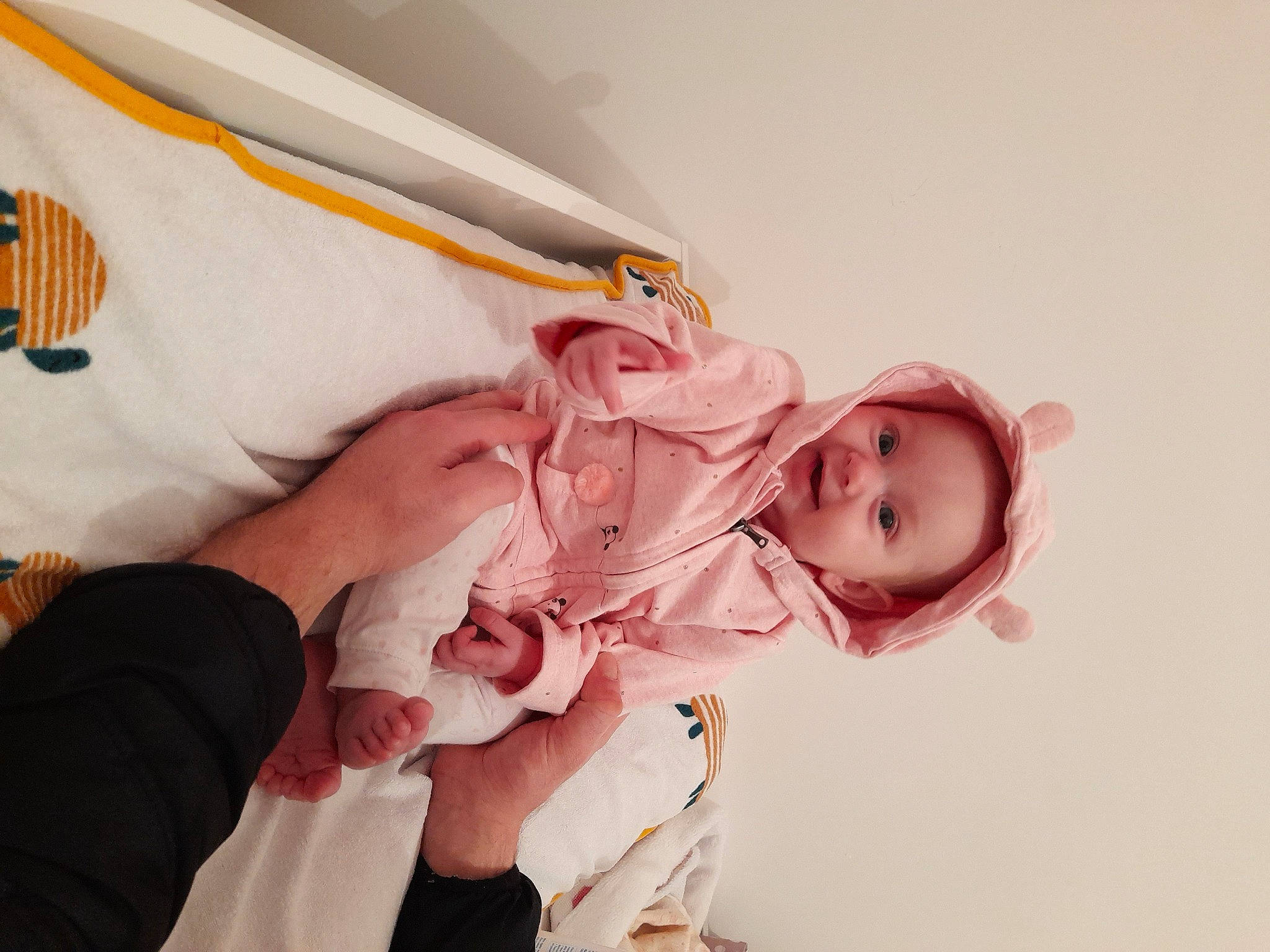 Lyvia a rejoint le concours — aidez-le/la à gagner de superbes lots ! abdomen, baby, baby_products, baby_safety, baby_toddler_clothing, bed, child, comfort, dress, eyelash, gesture, happy, linens, peach, person, room, sleeve, thumb, toddler, watch