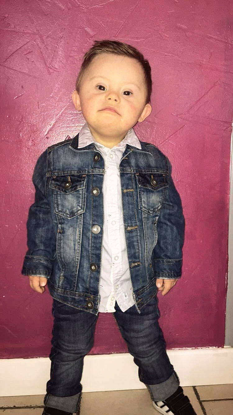 Meziane a rejoint le concours — aidez-le/la à gagner de superbes lots ! boy, child, cool, denim, fun, girl, jacket, jeans, material, outerwear, pattern, person, skin, smile, standing, textile, toddler, trousers