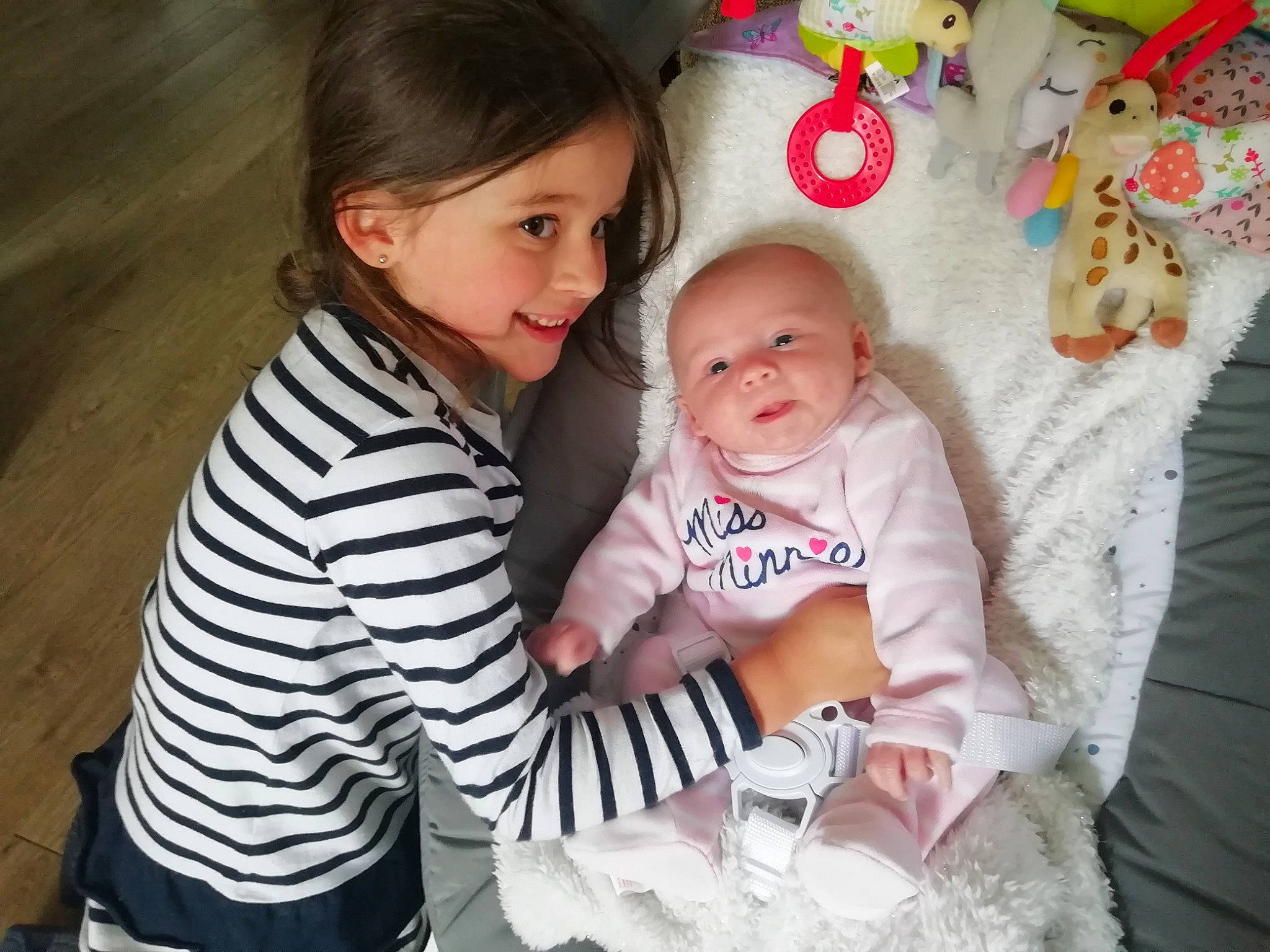 Jade participe au concours pour gagner de l'argent avec cette photo : baby, baby_products, baby_toddler_clothing, cheek, child, joy, person, pink, play, product, sibling, skin, toddler