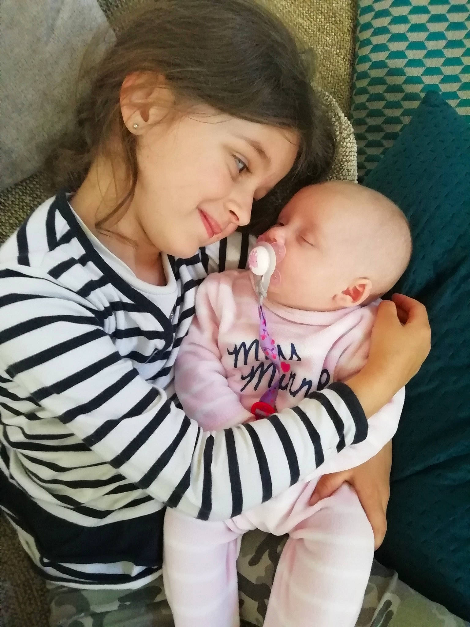 Jade participe au concours pour gagner de l'argent avec cette photo : baby, baby_products, cheek, child, finger, gesture, interaction, leg, nap, nose, person, product, sibling, skin, sleep, toddler