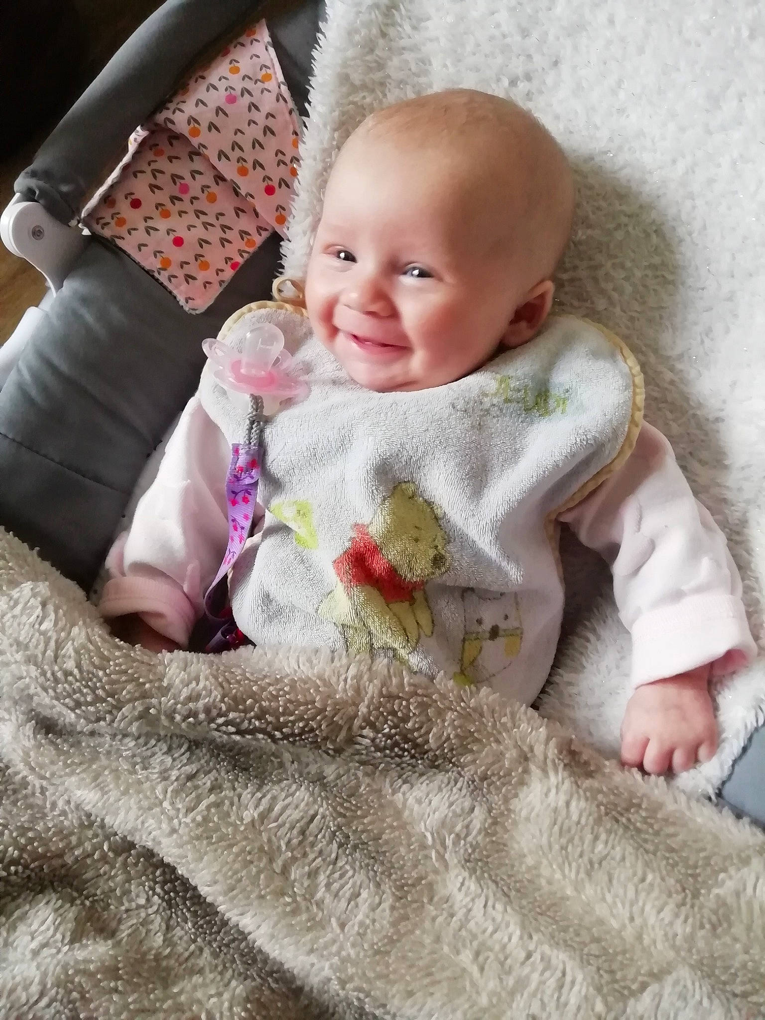 Aëla participe au concours pour gagner de l'argent avec cette photo : baby, blanket, cheek, child, fur, person, product, skin, textile, toddler