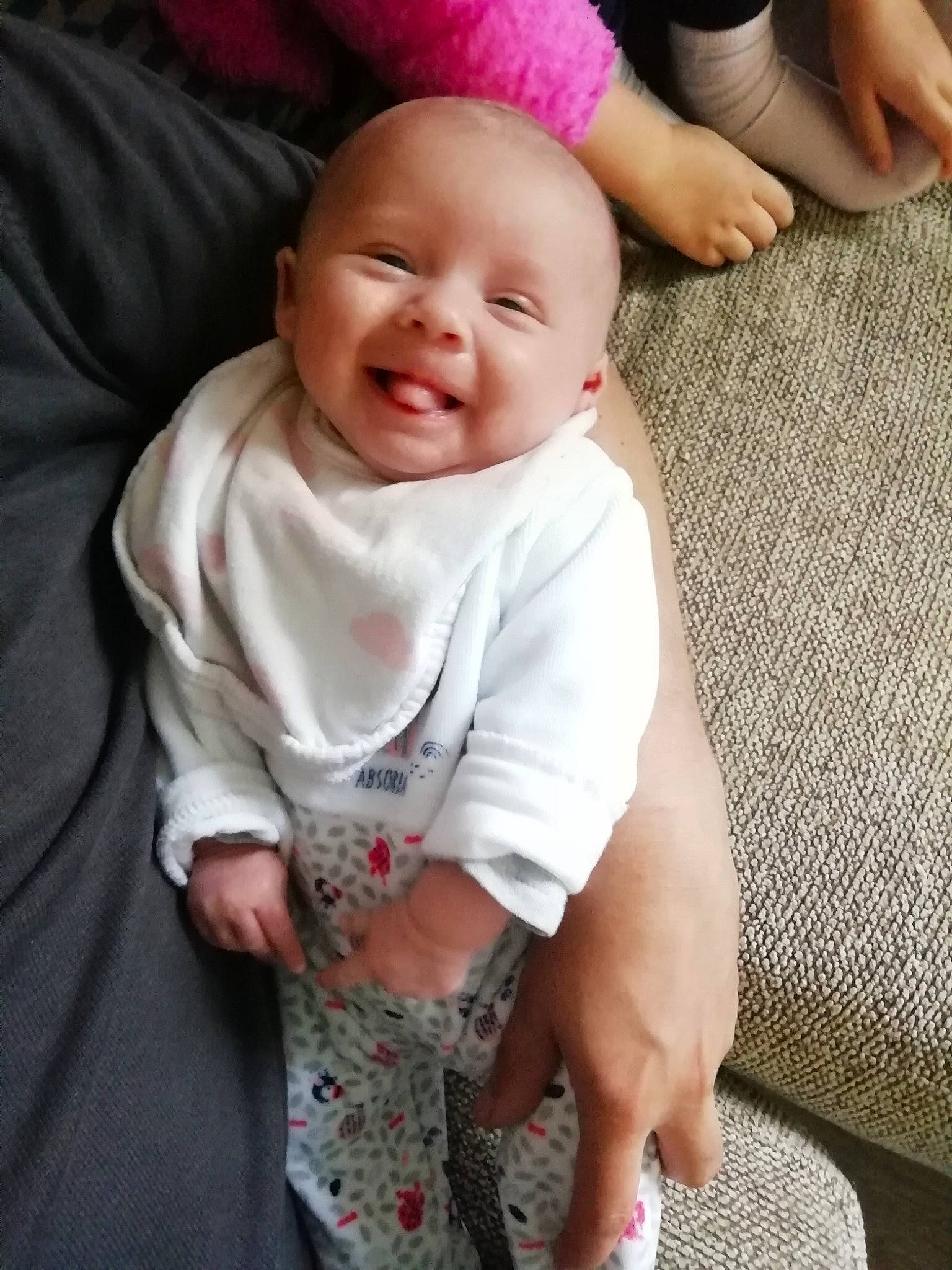 Aëla a rejoint le concours — aidez-le/la à gagner de superbes lots ! arm, baby, baby_products, cheek, child, finger, head, mouth, person, product, sitting, skin, smile, toddler