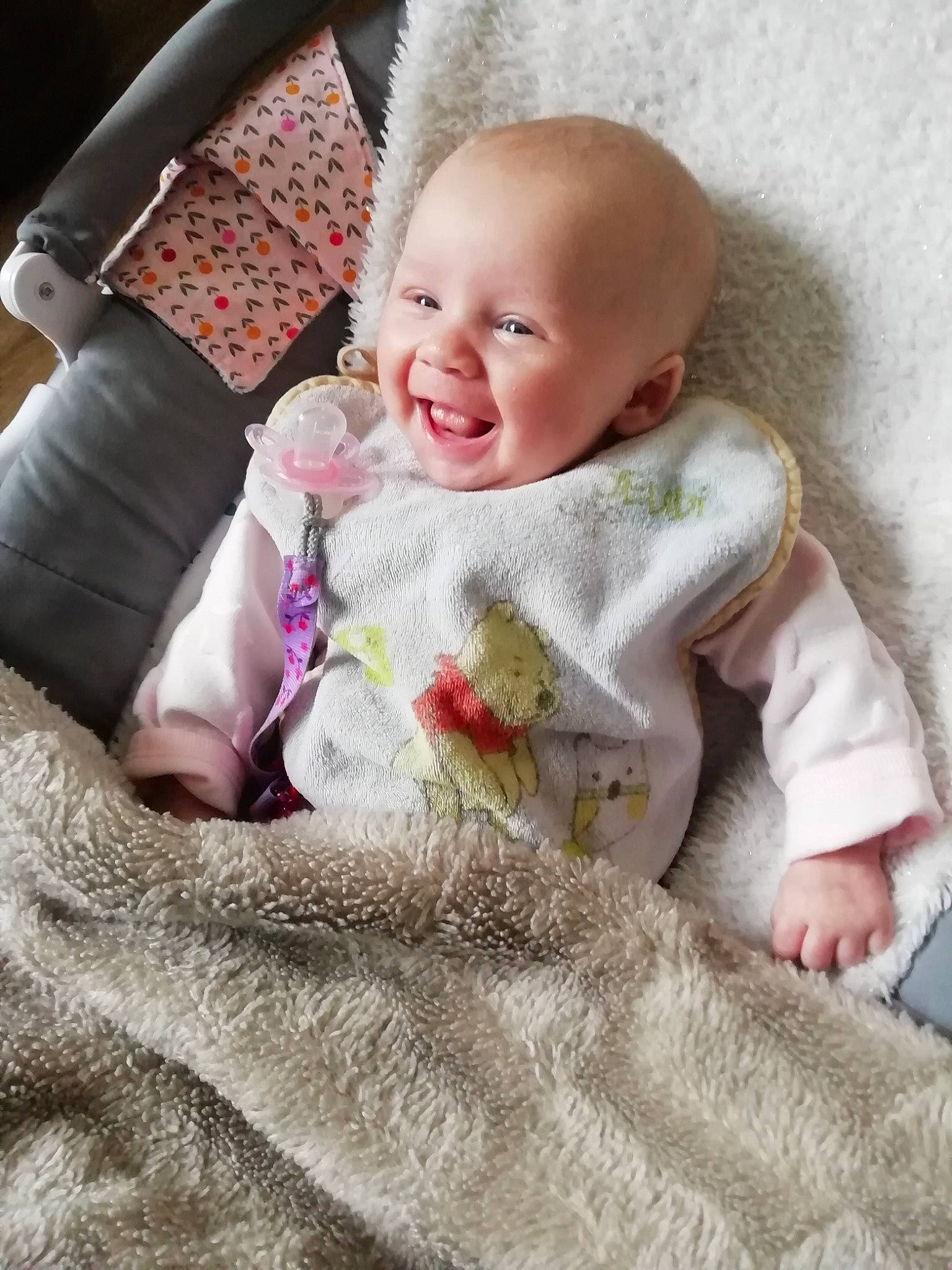 Aëla participe au concours pour gagner de l'argent avec cette photo : baby, baby_sleeping, blanket, cheek, child, comfort, fur, person, product, skin, textile, toddler