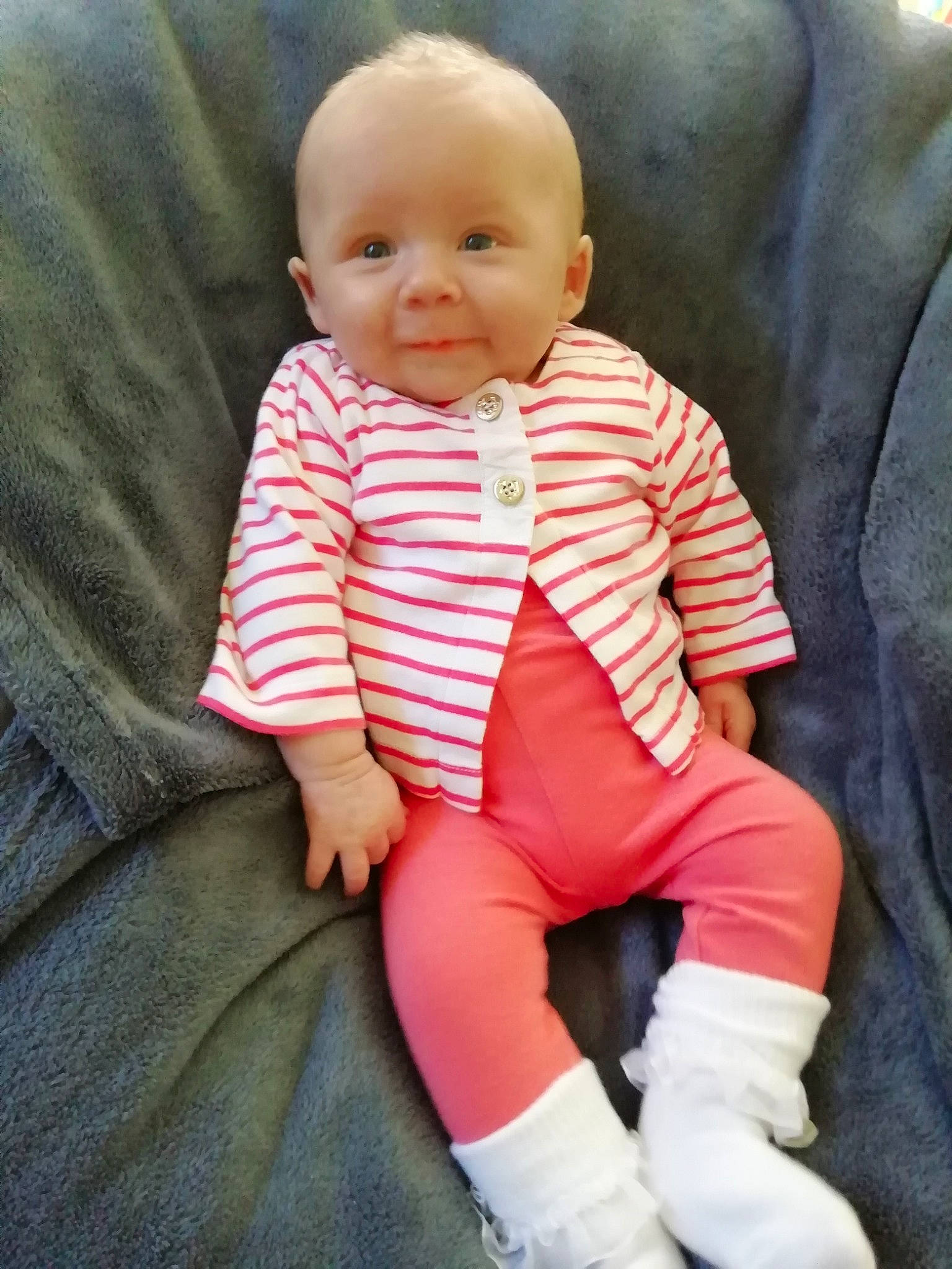 Aëla participe au concours pour gagner de l'argent avec cette photo : baby, baby_products, baby_toddler_clothing, cheek, child, person, pink, product, sitting, skin, sleeve, toddler