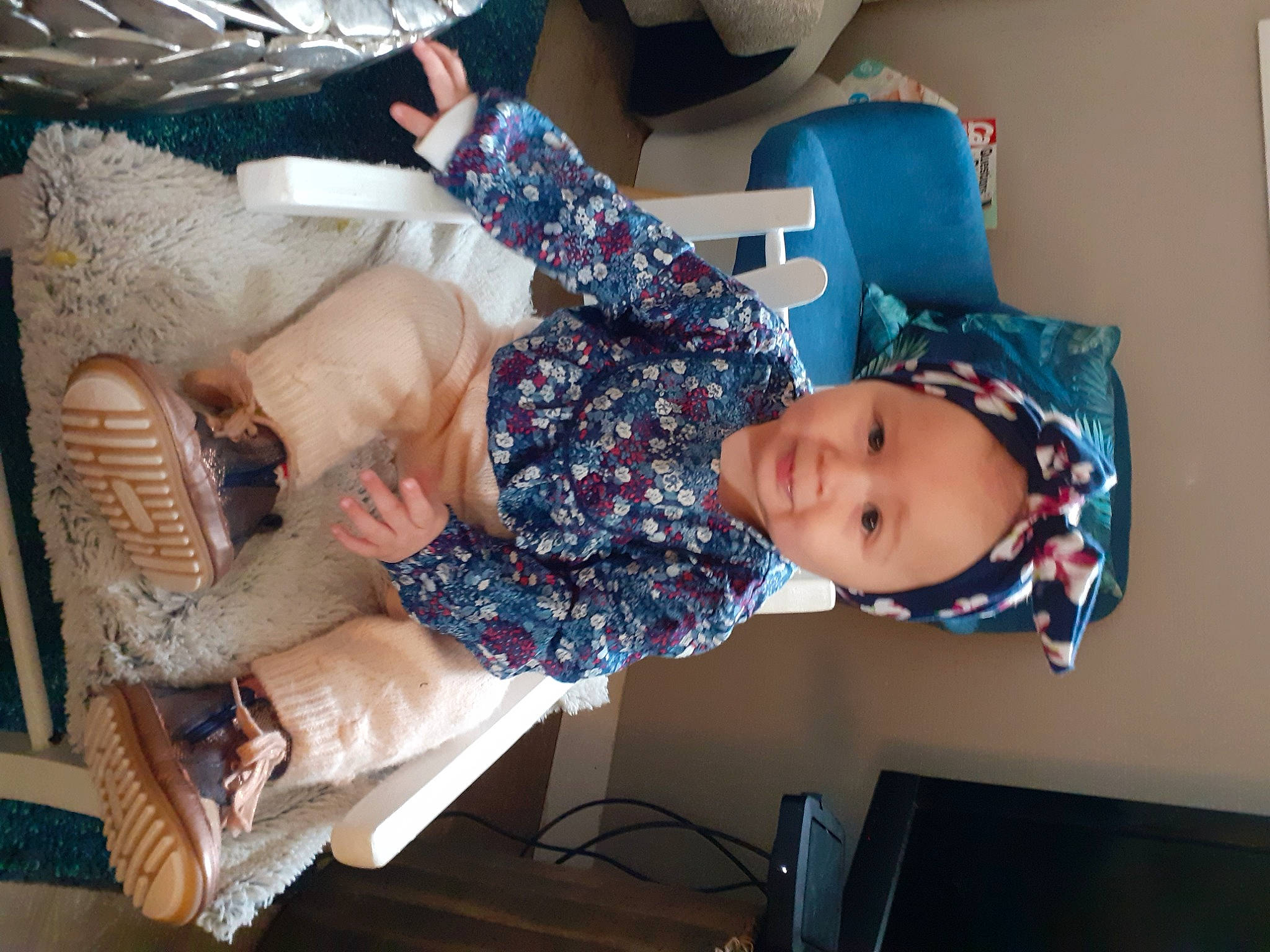 Aëla participe au concours pour gagner de l'argent avec cette photo : baby, baby_toddler_clothing, comfort, display_device, headwear, home_accessories, human, living_room, nightwear, person, pillow, plush, stuffed_toy, wicker, wool