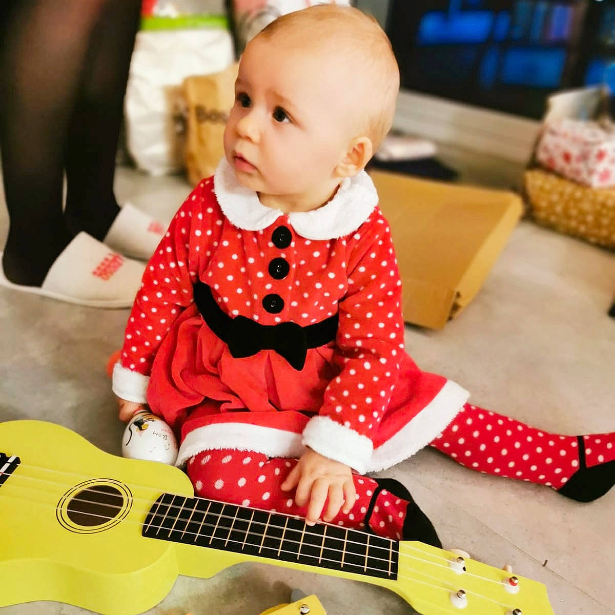 Aëla a rejoint le concours — aidez-le/la à gagner de superbes lots ! acoustic_guitar, baby_toddler_clothing, child, electronic_instrument, eye, guitar, guitar_accessory, guitarist, human, mouth, musical_instrument, musical_instrument_accessory, musician, nose, person, plucked_string_instruments, sitting, string_instrument, string_instrument_accessory, toddler