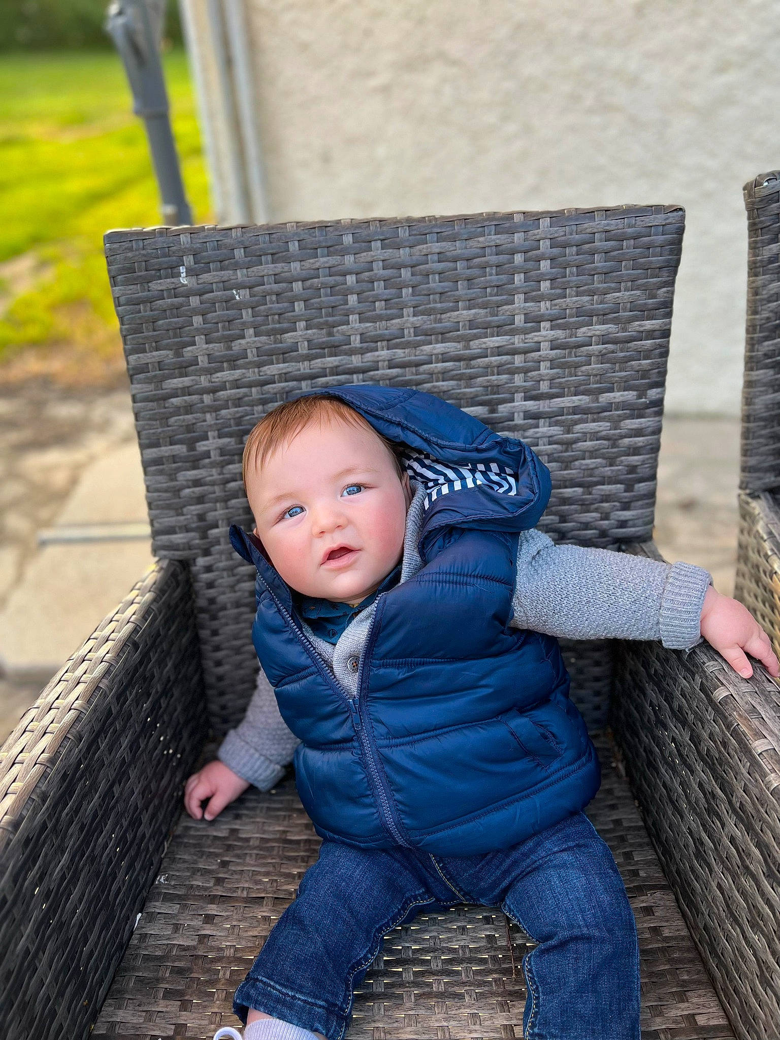 Mathys a rejoint le concours — aidez-le/la à gagner de superbes lots ! baby, baby_toddler_clothing, child, denim, electric_blue, flooring, fun, grass, happy, jacket, leisure, pattern, people_in_nature, person, portrait_photography, sitting, sleeve, toddler, vacation, winter