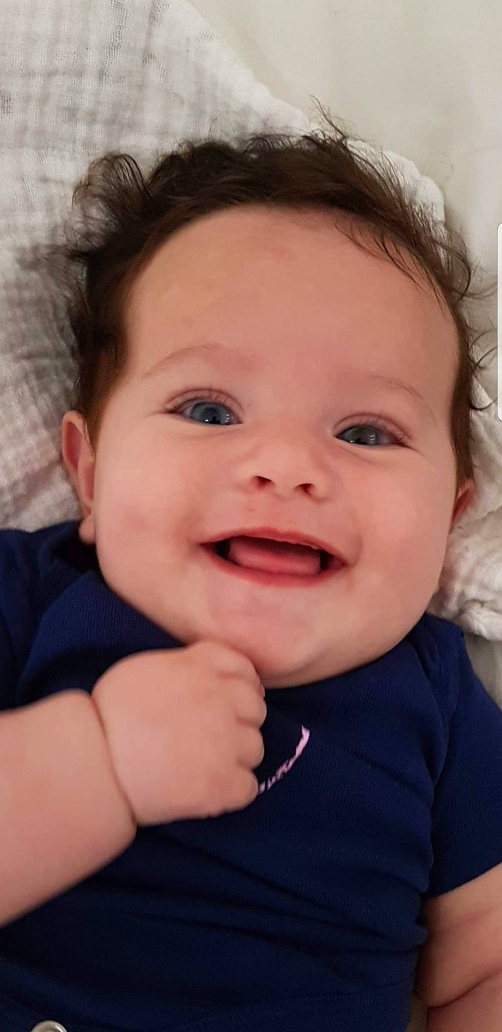 Esmée participe au concours pour gagner de l'argent avec cette photo : baby, baby_making_funny_faces, beauty, cheek, child, chin, close_up, eye, eyebrow, face, facial_expression, forehead, head, laugh, lip, mouth, nose, person, skin, smile