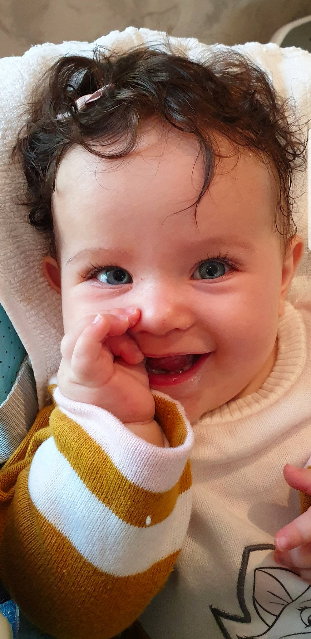 Esmée participe au concours pour gagner de l'argent avec cette photo : baby, brown_hair, cheek, child, facial_expression, finger, joy, lip, mouth, nose, person, skin, smile, thumb, toddler