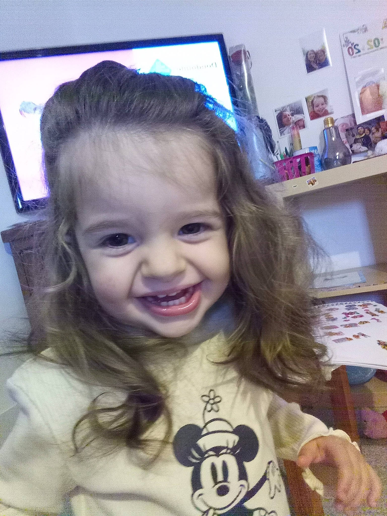 Elina a rejoint le concours — aidez-le/la à gagner de superbes lots ! cheek, cool, ear, eyebrow, eyelash, fun, gesture, hairstyle, happy, iris, jaw, joy, long_hair, mouth, nose, person, picture_frame, sleeve, smile, t_shirt