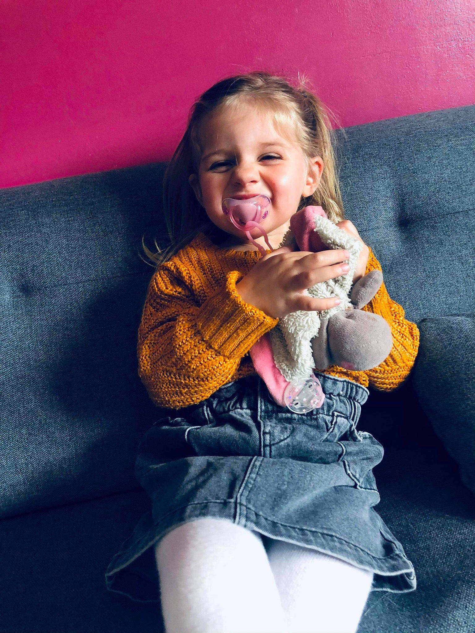 Julia Fouche participe au concours pour gagner de l'argent avec cette photo : arm, chin, clothing, eye, face, hair, hand, head, human, human_body, iris, joint, leg, lip, mouth, neck, nose, person, shoulder, skin