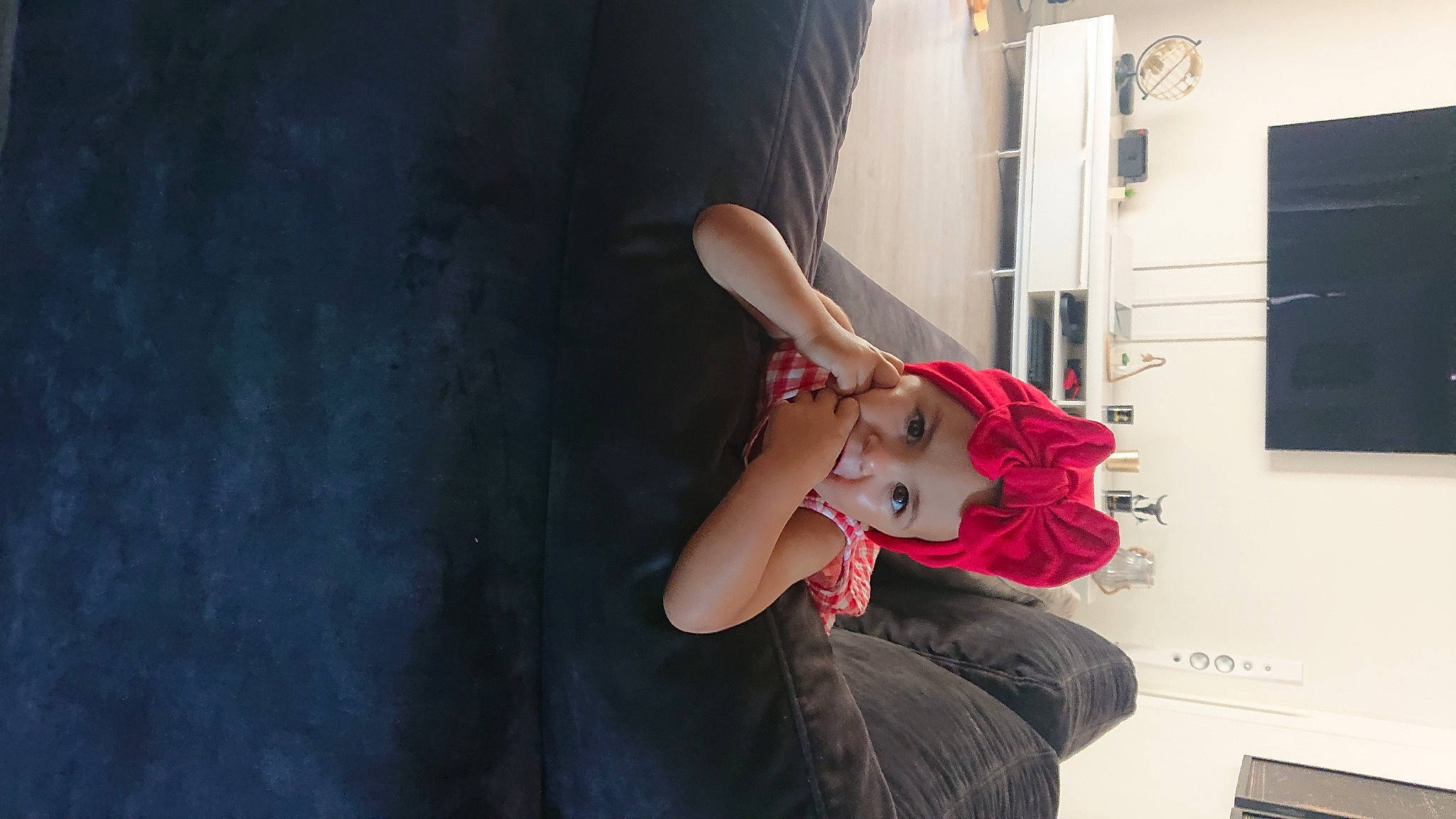 Mélya participe au concours pour gagner de l'argent avec cette photo : arm, beauty, black, black_hair, brown_hair, dress, ear, finger, hair, hand, headgear, headwear, joint, leg, long_hair, person, pink, red, shoulder, skin