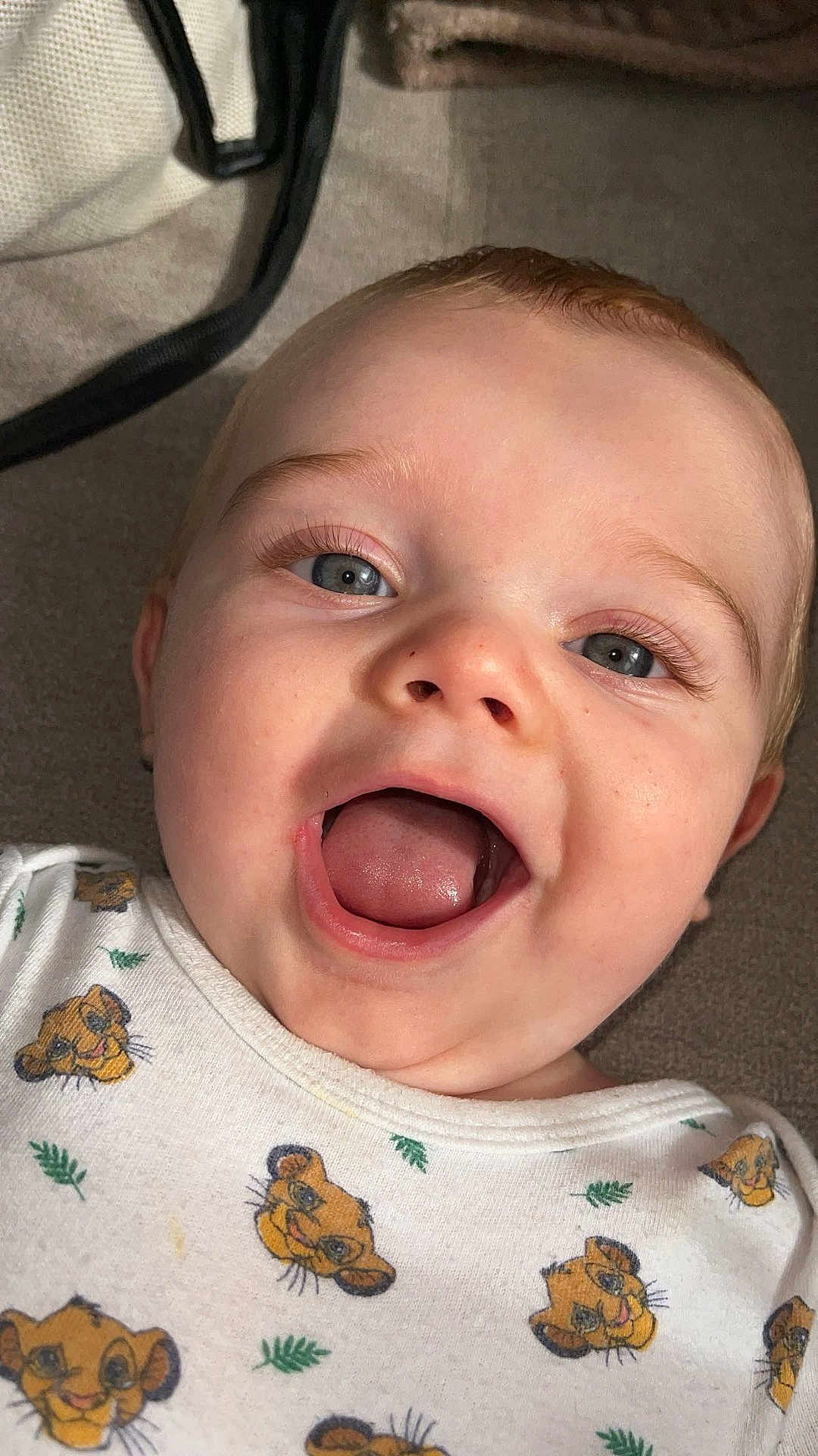 Milann a rejoint le concours — aidez-le/la à gagner de superbes lots ! baby, child, face, smiling, happy, cute, infant, closeup, mouth_open, blue_eyes, clothing, pattern, animal_print, lion_cub, skin, eyelashes, tongue, head, indoors, portrait
