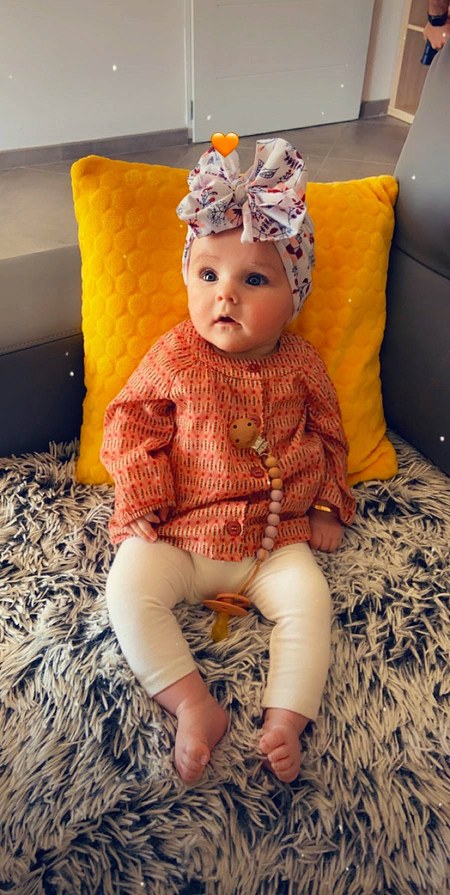 Chjara a rejoint le concours — aidez-le/la à gagner de superbes lots ! art, baby, child, crochet, design, fur, furniture, headgear, knit_cap, knitting, orange, pattern, sitting, toddler, toy, wool, yellow