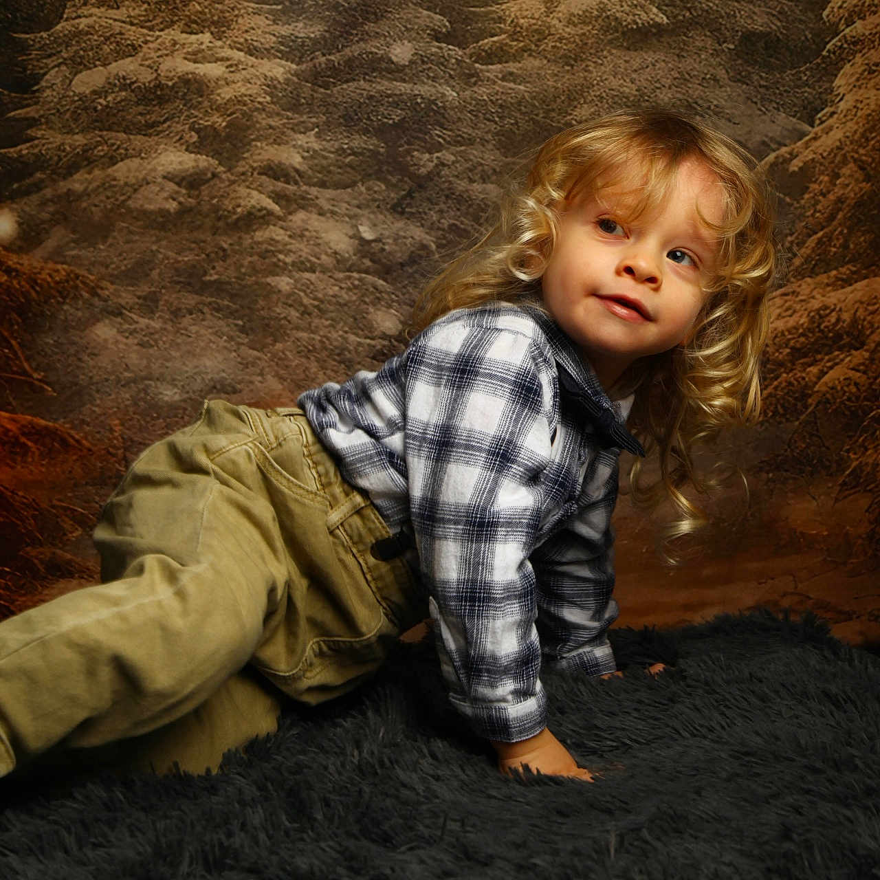Aaron a rejoint le concours — aidez-le/la à gagner de superbes lots ! blonde, bodypart, boy, child, clothing, crawling, face, finger, hair, hand, happy, head, jeans, male, pants, person, photography, portrait, sitting, smile