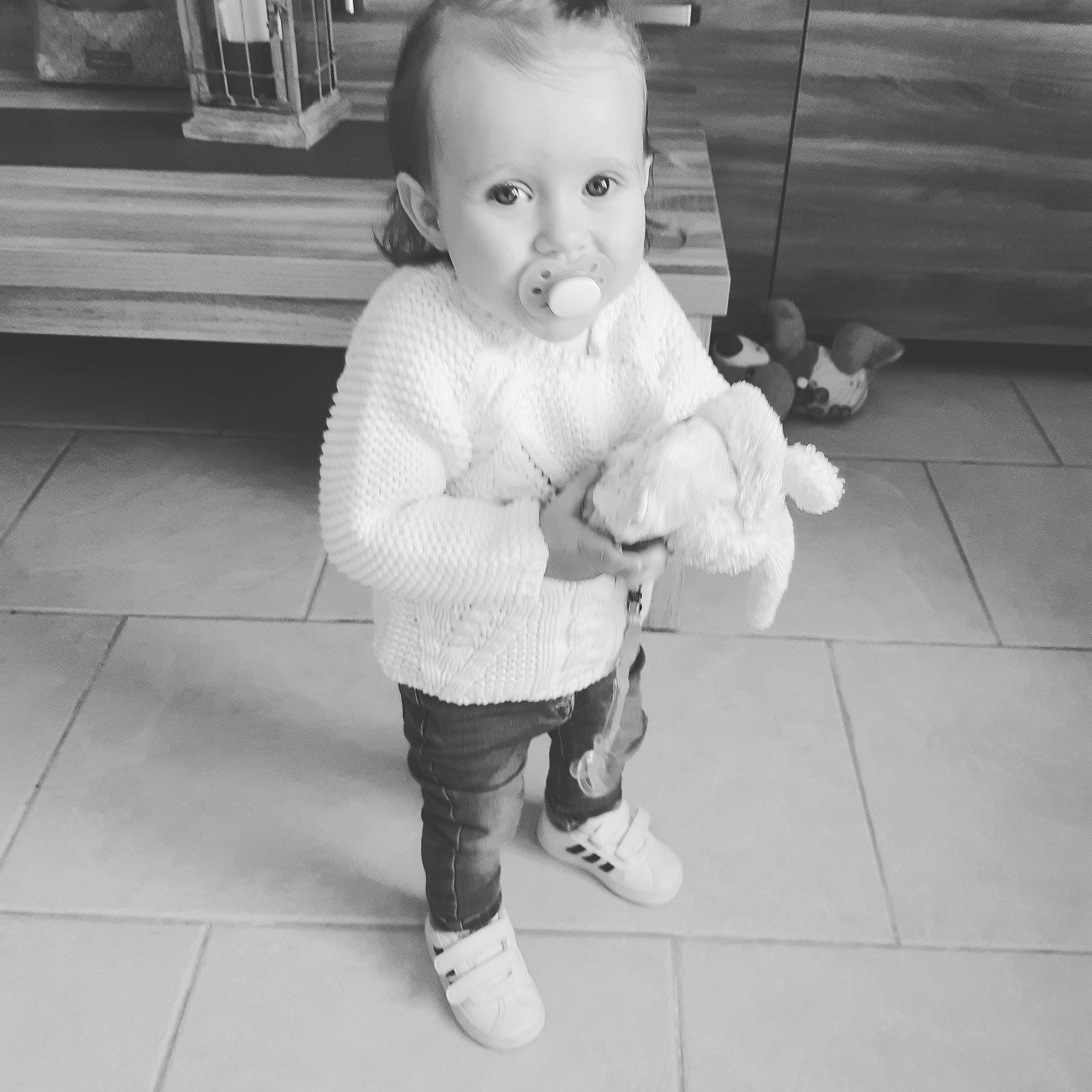 Colyne participe au concours pour gagner de l'argent avec cette photo : baby, black, black_and_white, cheek, child, eye, face, footwear, head, leg, monochrome, monochrome_photography, people, person, photograph, skin, smile, snapshot, standing, toddler