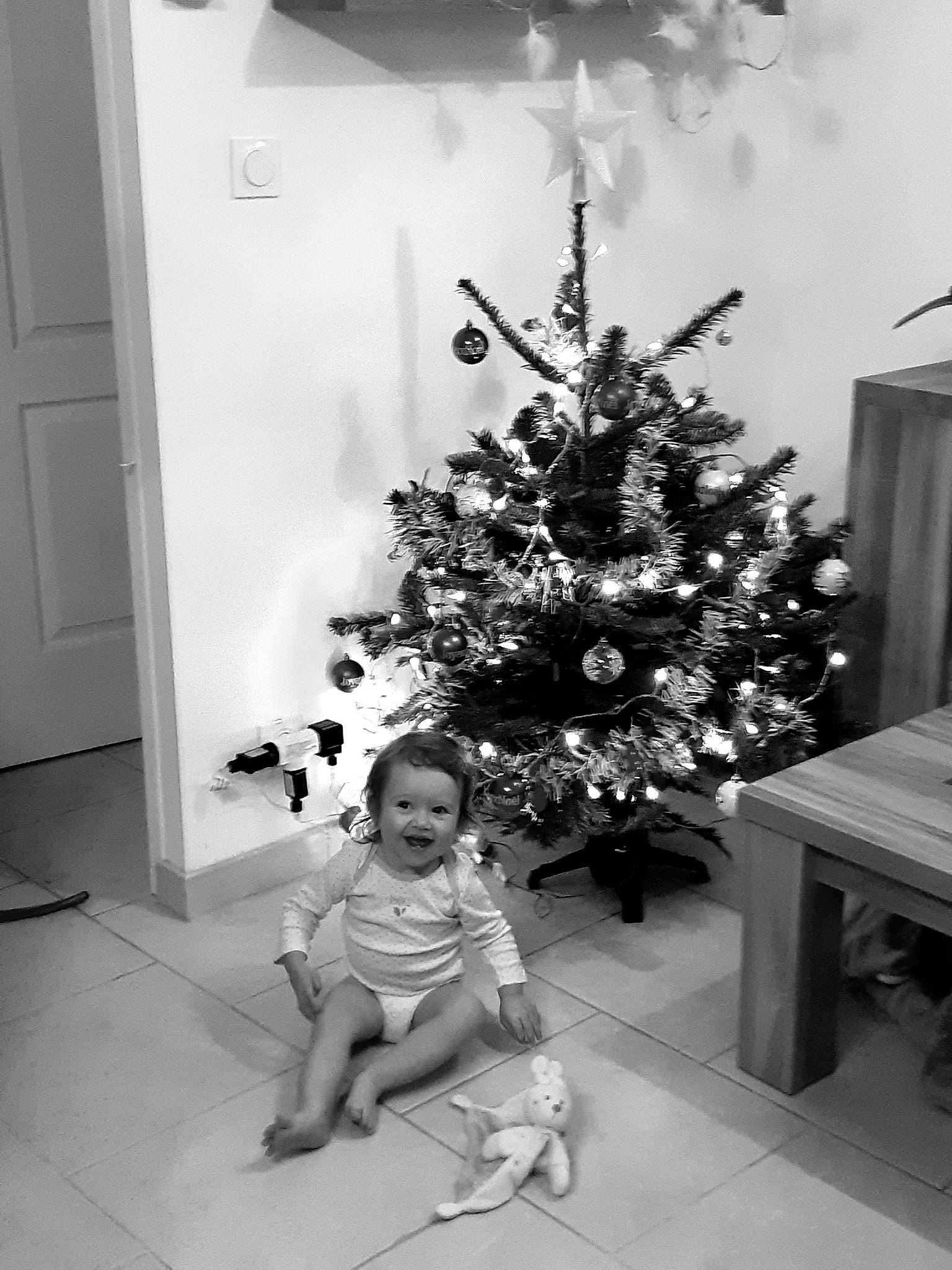 Colyne a rejoint le concours — aidez-le/la à gagner de superbes lots ! black_and_white, child, christmas, christmas_decoration, christmas_eve, christmas_ornament, christmas_tree, conifer, fir, holiday, interior_design, person, photography, pine_family, plant, room, sitting, snapshot, spruce, tree