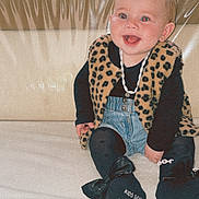 Shelby a rejoint le concours — aidez-le/la à gagner de superbes lots ! baby, child, smiling, leopard_print, vest, denim, shorts, black_tights, socks, bow, happy, sitting, indoor, couch, cute, portrait, person, fashion, accessory, young_child