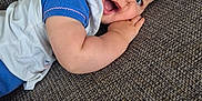 Aimée a rejoint le concours — aidez-le/la à gagner de superbes lots ! baby, blue_eyes, smiling, lying_down, couch, textured_fabric, infant, happy, child, close_up, casual_clothing, toddler, indoor, portrait, skin, face, hand, cute, young_child, relaxing