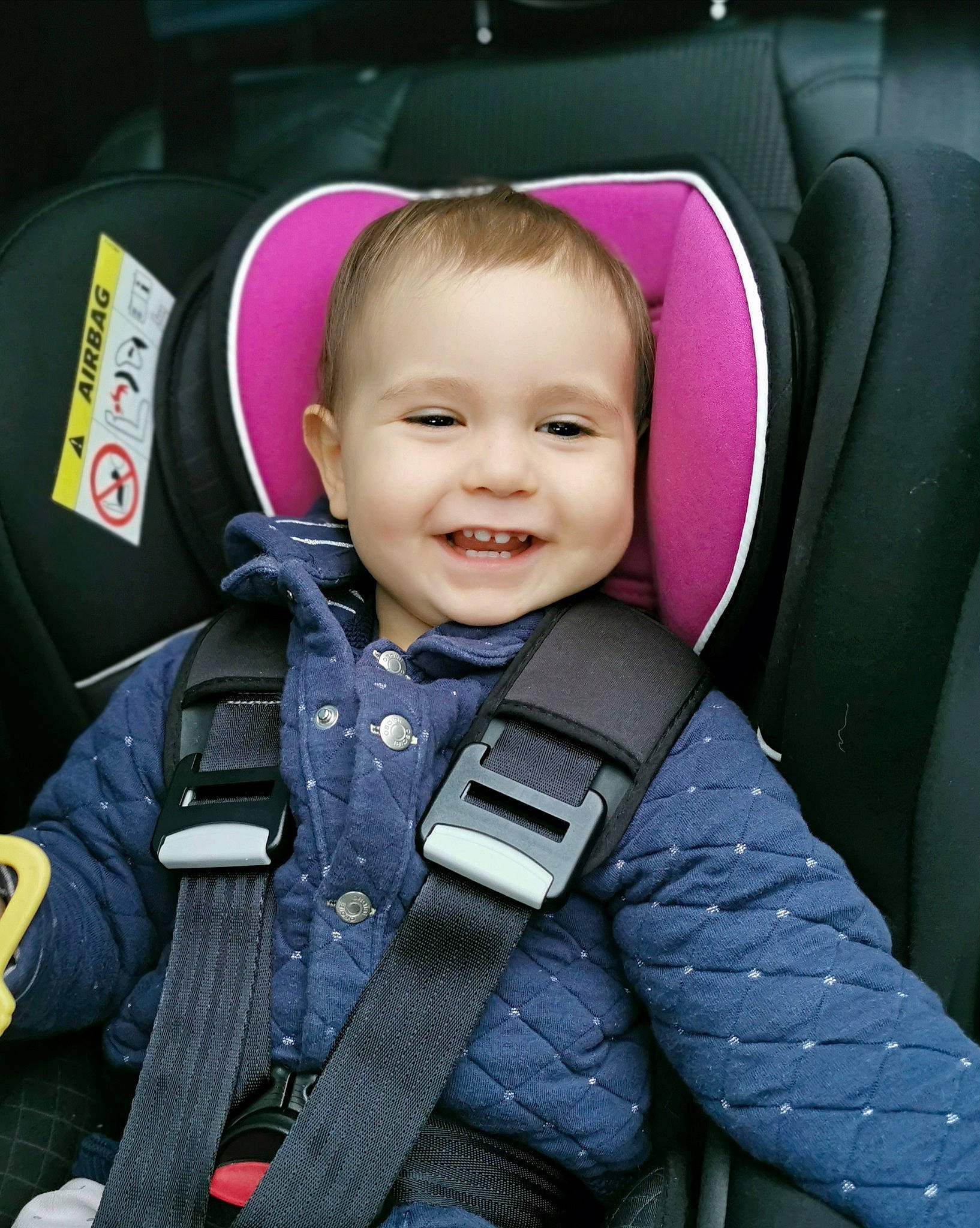 Johanna a rejoint le concours — aidez-le/la à gagner de superbes lots ! baby_in_car_seat, baby_products, baby_toddler_clothing, car_seat, car_seat_cover, cheek, child, comfort, cool, head_restraint, joy, magenta, material_property, mouth, nose, person, pink, product, purple, seat_belt