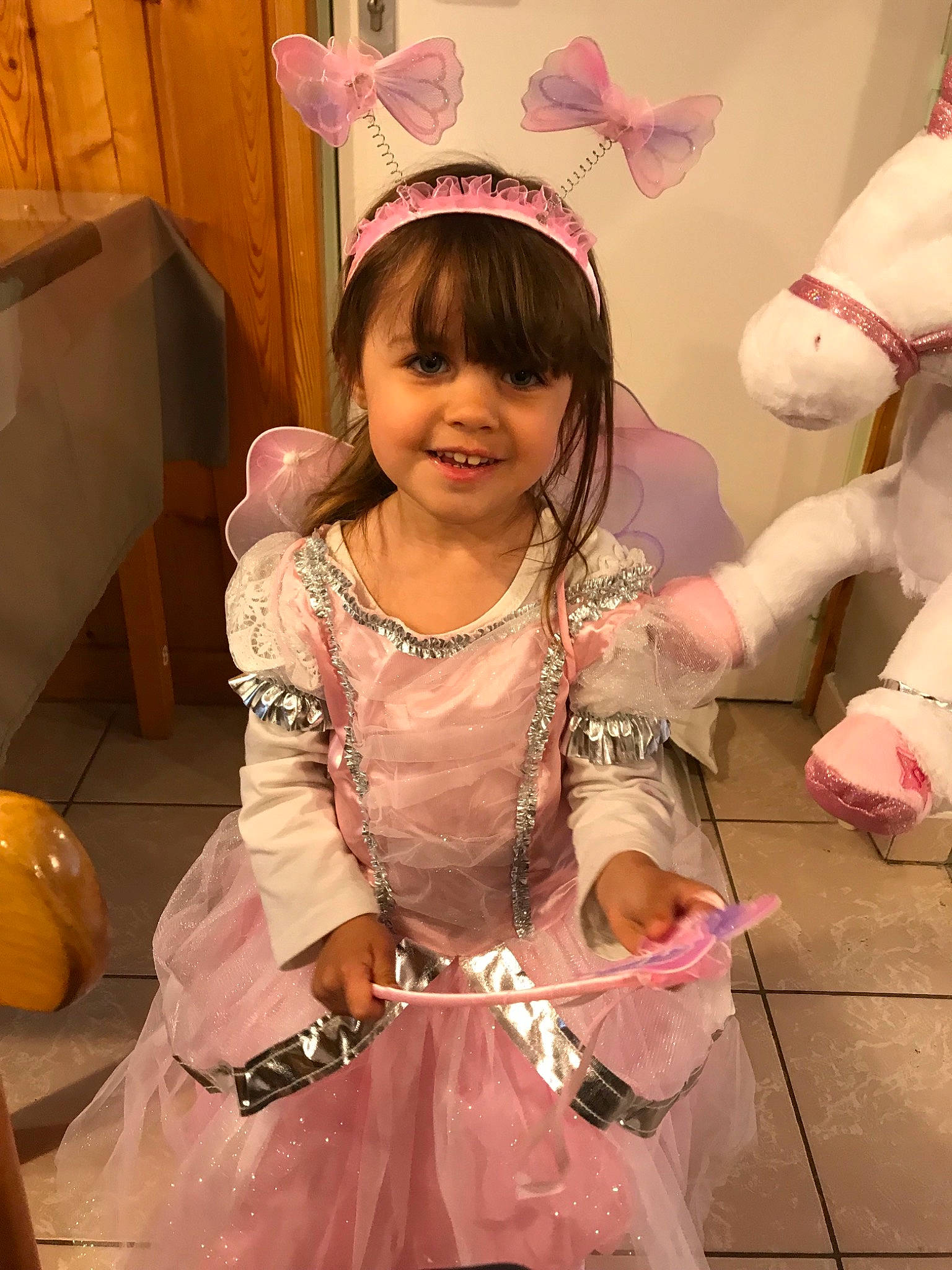 Mia a rejoint le concours — aidez-le/la à gagner de superbes lots ! child, costume, joy, peach, person, pink, toddler