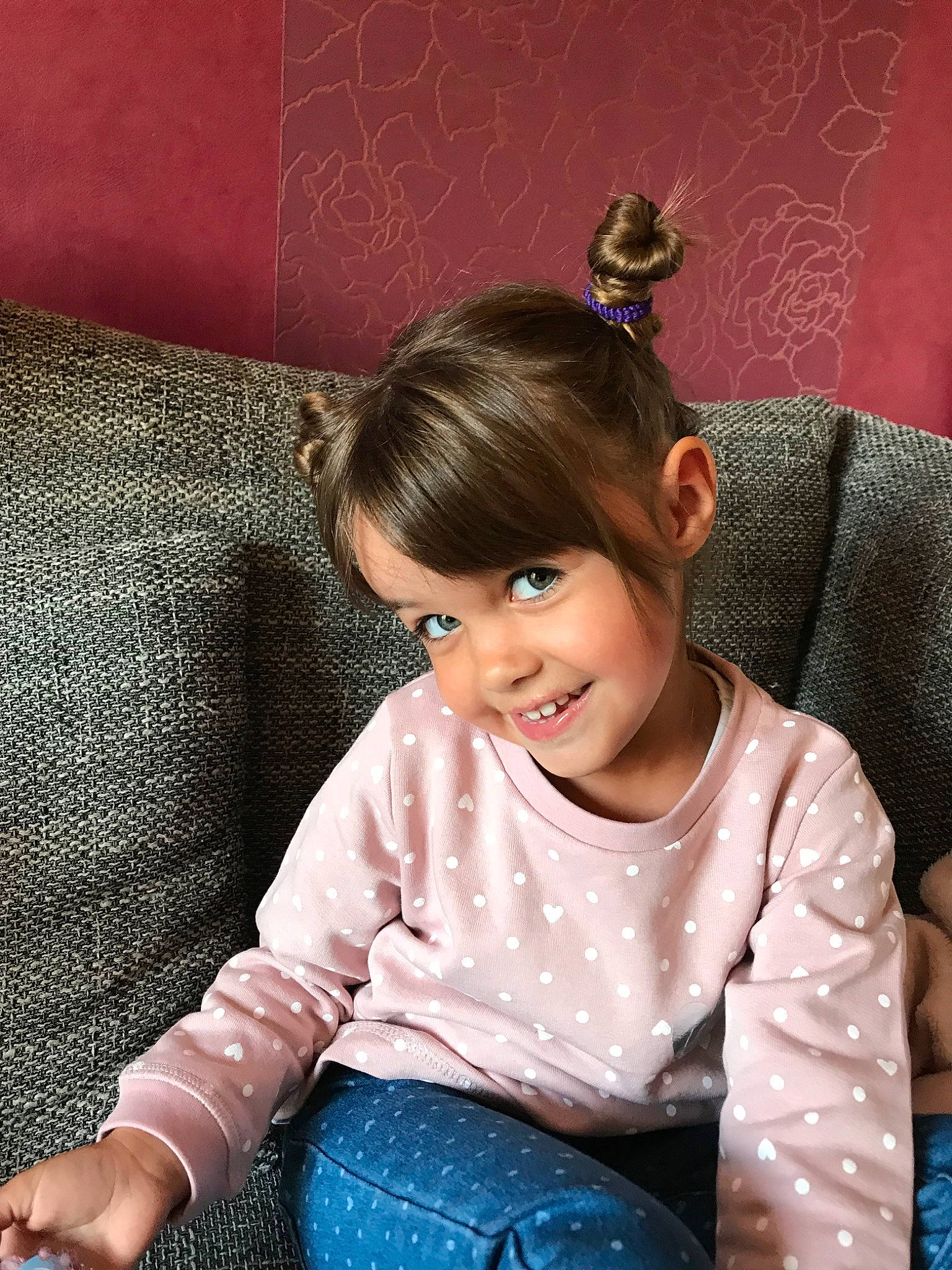 Mia a rejoint le concours — aidez-le/la à gagner de superbes lots ! brown_hair, child, child_model, ear, fawn, fun, hair, hairstyle, happy, joy, long_hair, person, photography, sitting, smile, toddler