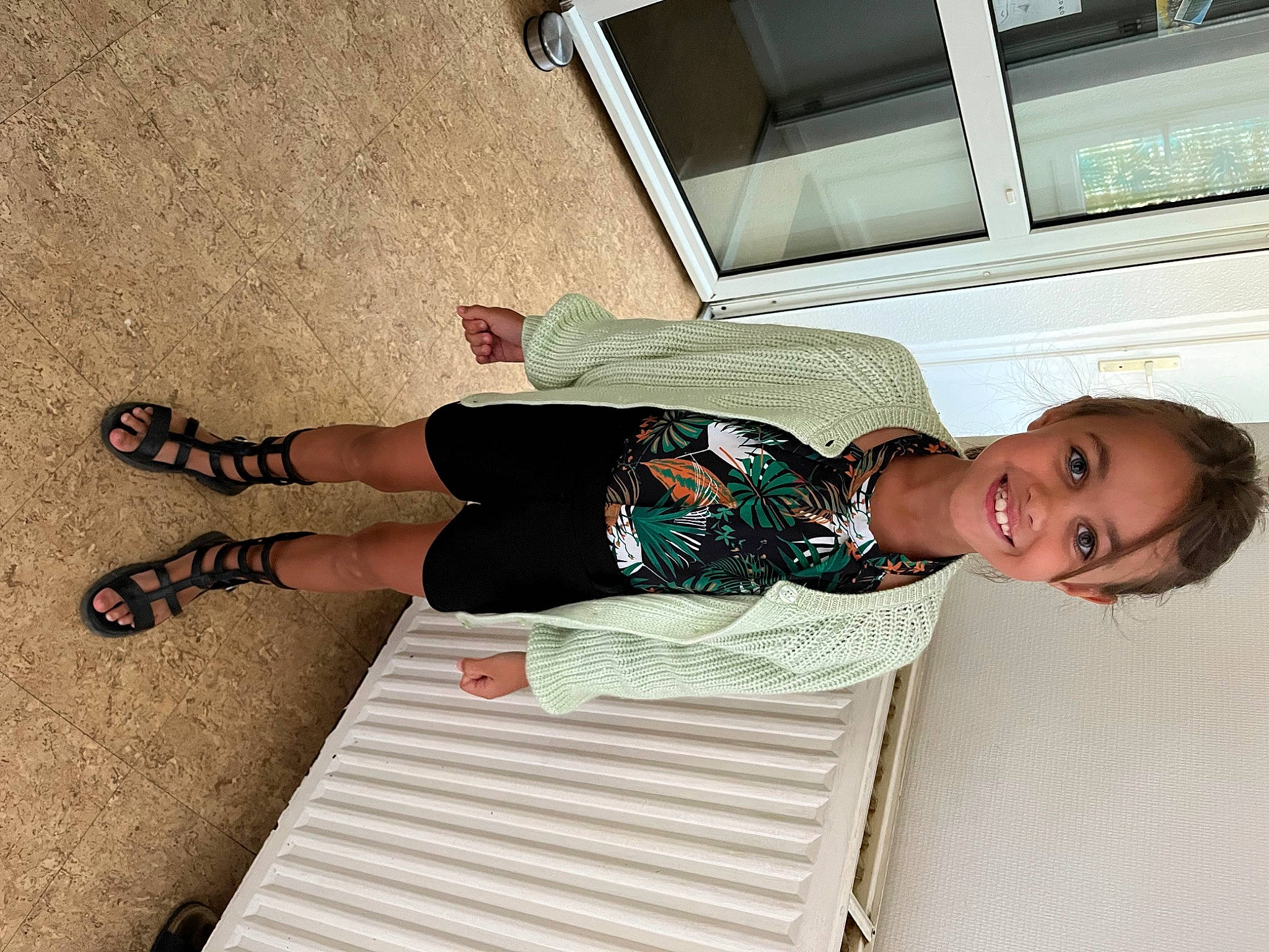 Mia a rejoint le concours — aidez-le/la à gagner de superbes lots ! comfort, concrete, elbow, eyewear, fashion_design, flooring, foot, fun, human, human_leg, joint, joy, knee, leg, pattern, person, room, sitting, sleeve, thigh