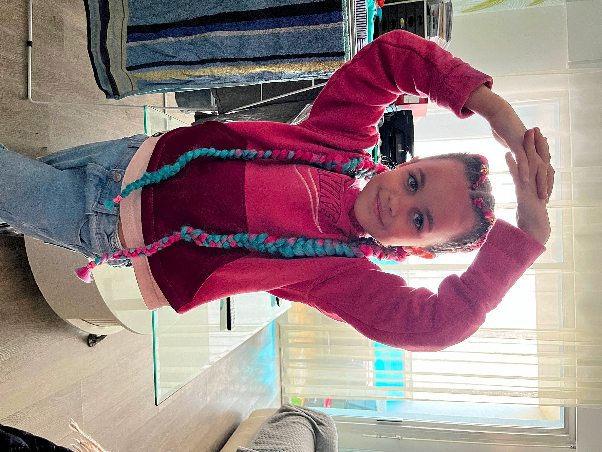 Mia participe au concours pour gagner de l'argent avec cette photo : carmine, child, costume, fashion_design, fun, happy, joy, leisure, magenta, person, pink, purple, thigh, travel