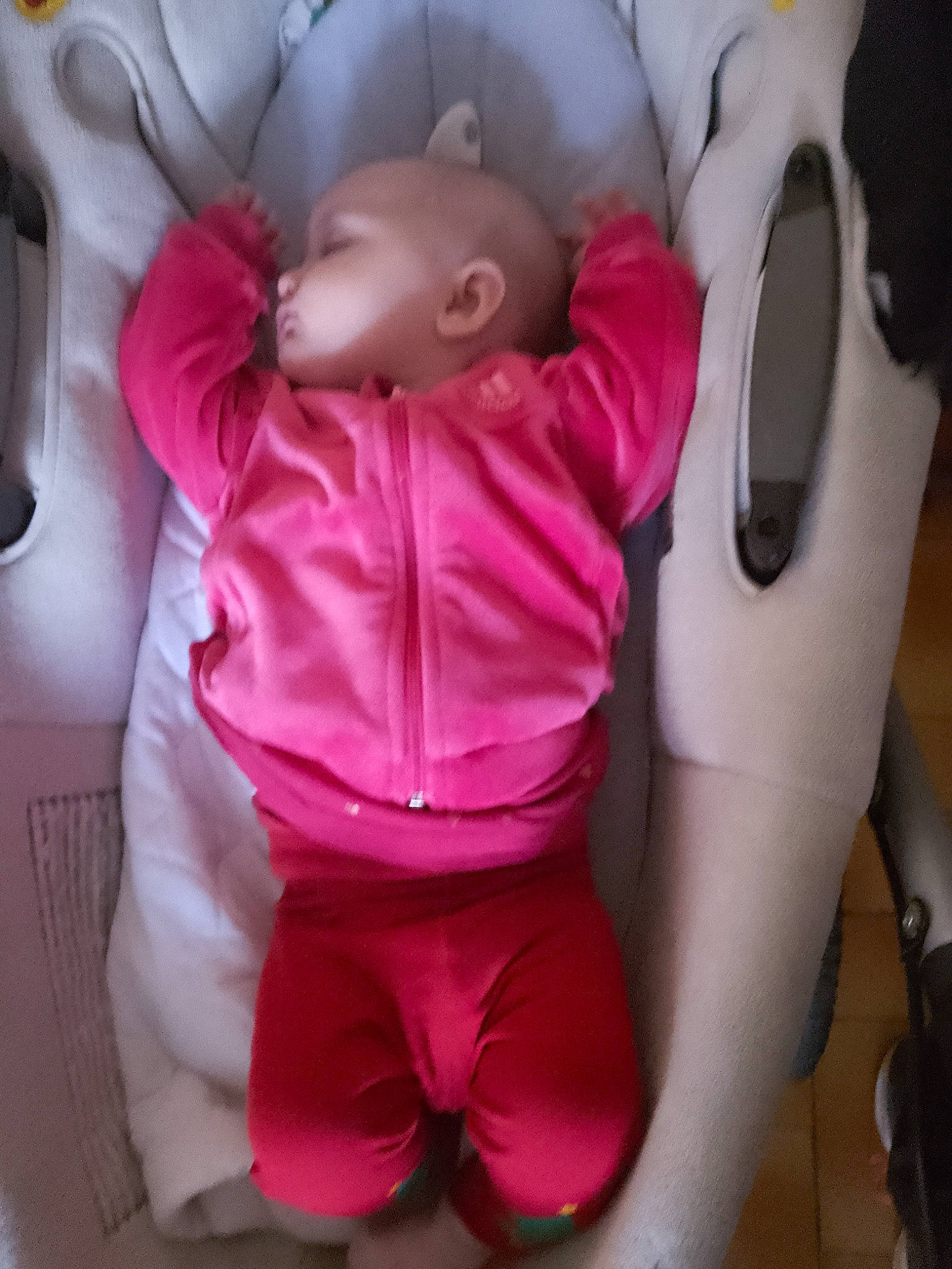 Clarisse participe au concours pour gagner de l'argent avec cette photo : baby, baby_products, baby_sleeping, baby_toddler_clothing, car_seat, carmine, child, comfort, infant_bed, linens, magenta, mouth, person, pink, purple, sleeve, textile, thumb, toddler, toy