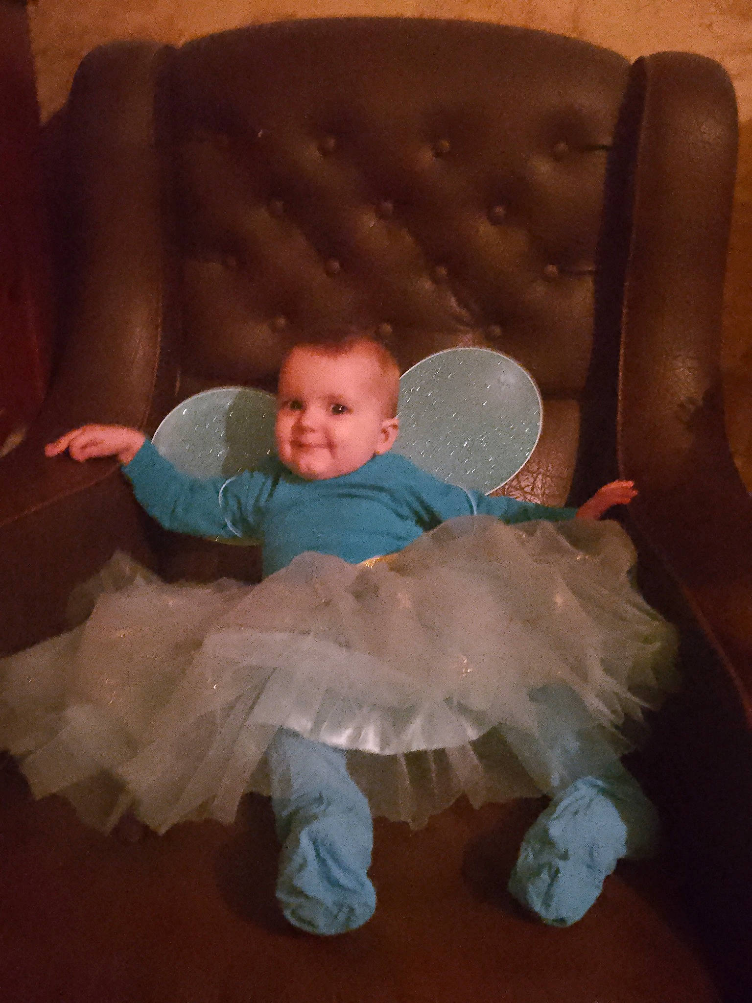 Clarisse participe au concours pour gagner de l'argent avec cette photo : baby, baby_products, baby_toddler_clothing, ballet_tutu, child, comfort, couch, embellishment, event, fashion_accessory, fun, happy, human_body, iris, joy, lap, person, product, ruffle, sitting