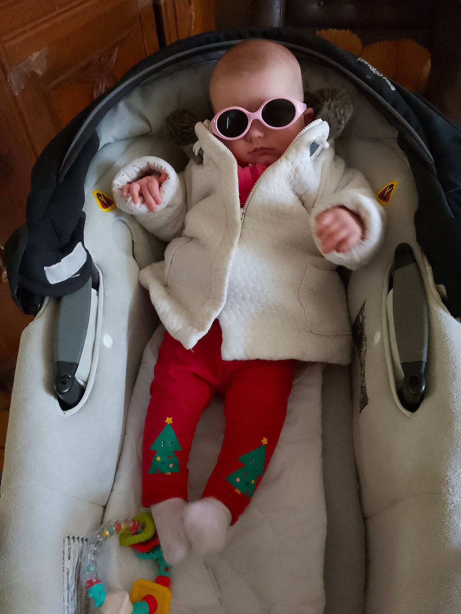 Clarisse participe au concours pour gagner de l'argent avec cette photo : audio_equipment, auto_part, baby, baby_products, car_seat, carmine, child, diving_mask, eyewear, fictional_character, glasses, glove, goggles, person, personal_protective_equipment, seat_belt, snout, stuffed_toy, sunglasses, toy