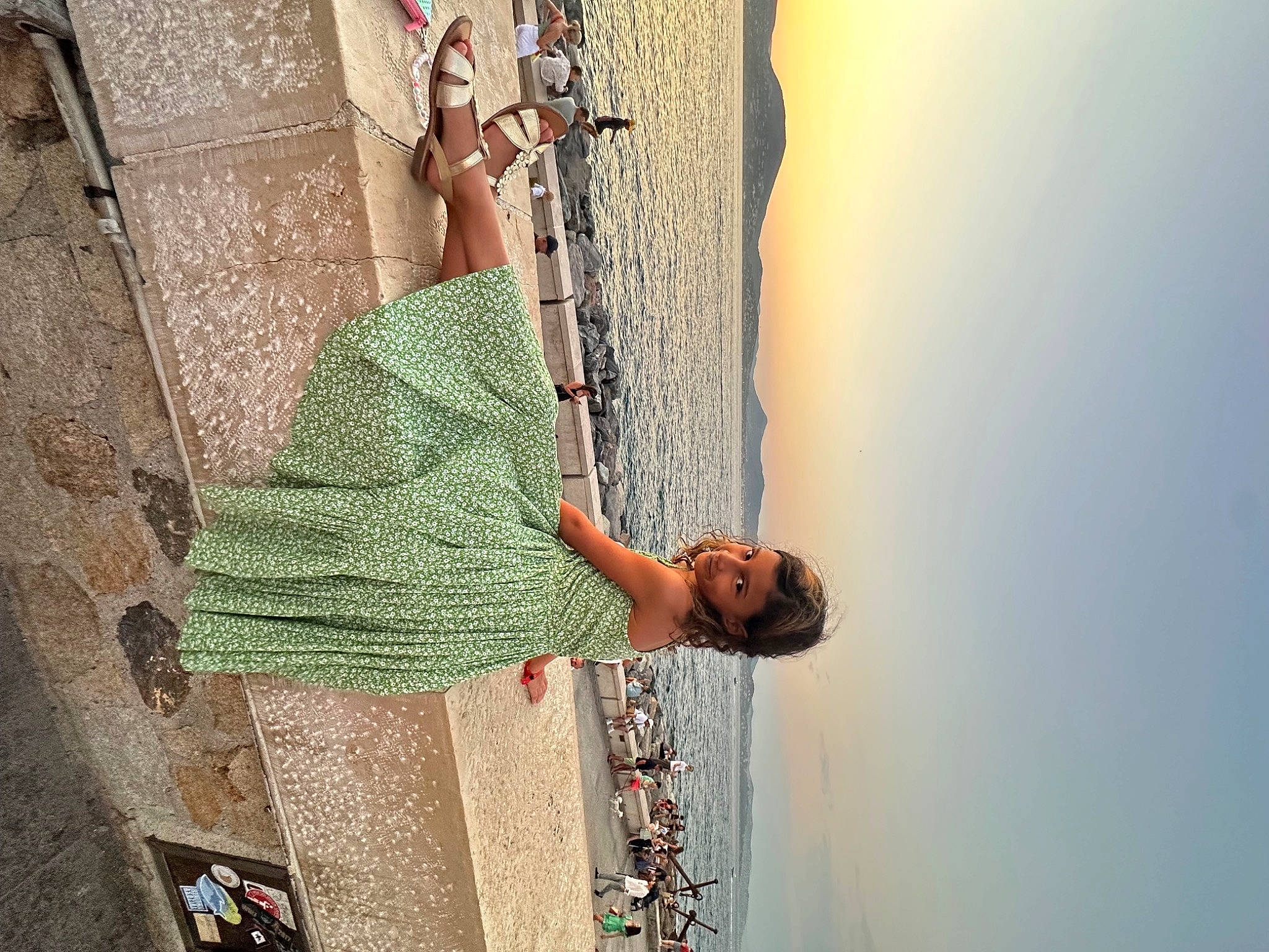 Elena participe au concours pour gagner de l'argent avec cette photo : azure, composite_material, concrete, daytime, elbow, facade, joy, leisure, pattern, person, plaster, rope, shadow, sky, tints_and_shades, visual_arts, wood