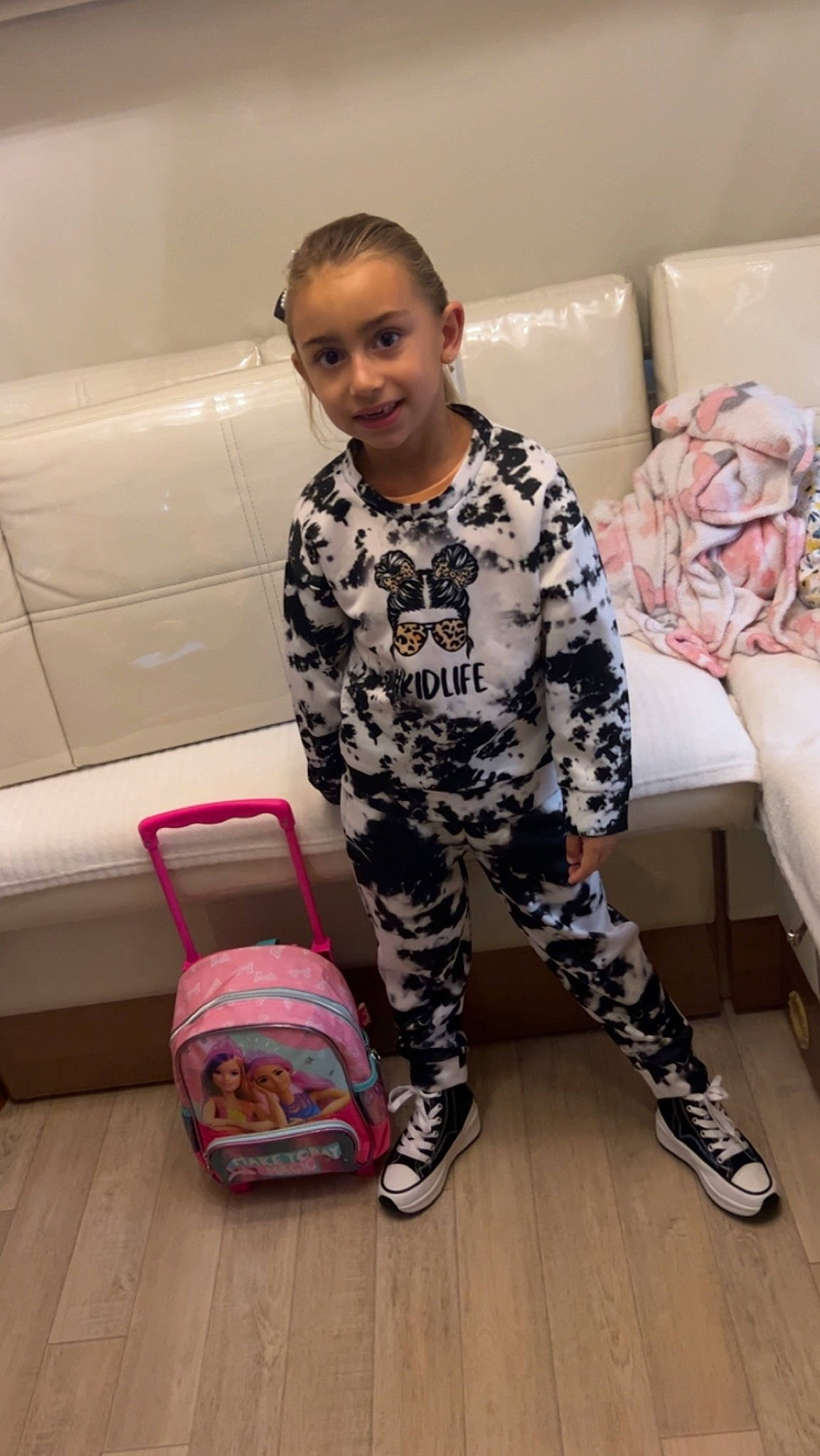 Chaydene a rejoint le concours — aidez-le/la à gagner de superbes lots ! camouflage, carmine, comfort, fashion_design, flooring, human_leg, joy, knee, military_camouflage, military_uniform, pattern, person, personal_protective_equipment, room, shoe, sitting, sleeve, smile, sportswear, t_shirt