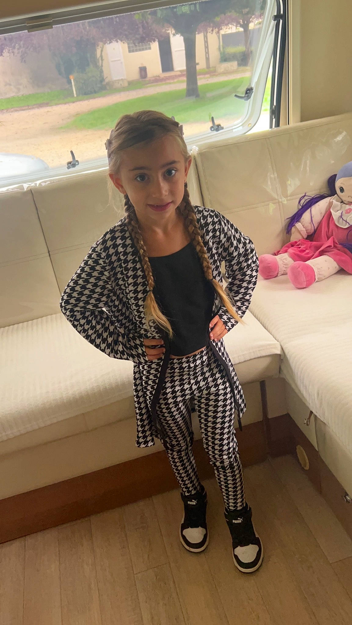 Chaydene a rejoint le concours — aidez-le/la à gagner de superbes lots ! automotive_design, blazer, comfort, couch, eyewear, fashion, fashion_design, flooring, footwear, human_leg, joy, knee, leg, neck, pattern, person, shoulder, sleeve, sportswear, style