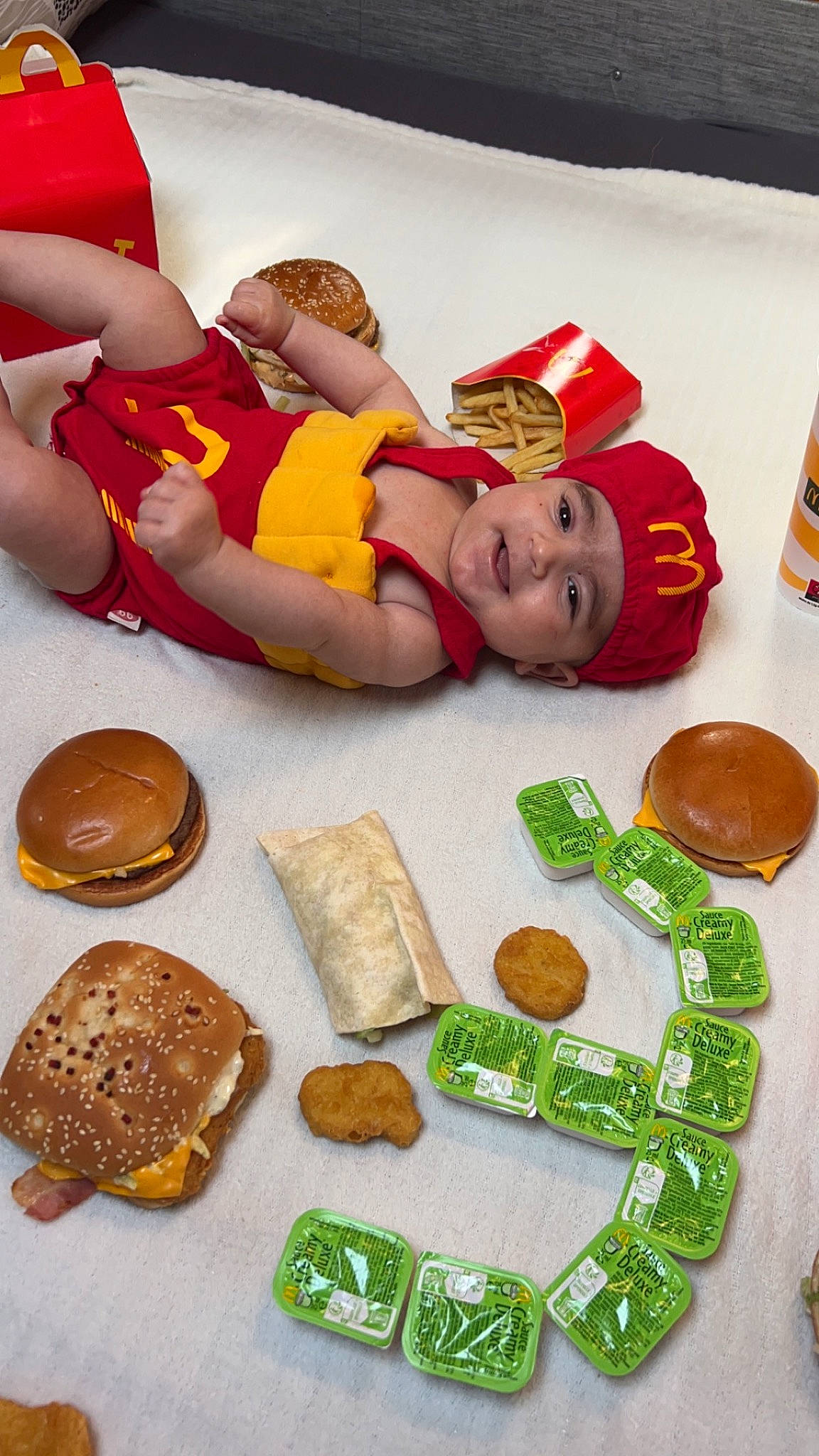 Wallas participe au concours pour gagner de l'argent avec cette photo : baby, bread, child, comfort_food, cuisine, fictional_character, finger_food, food, fun, happy, headwear, ingredient, joy, junk_food, leisure, orange, person, play, recipe, sweetness