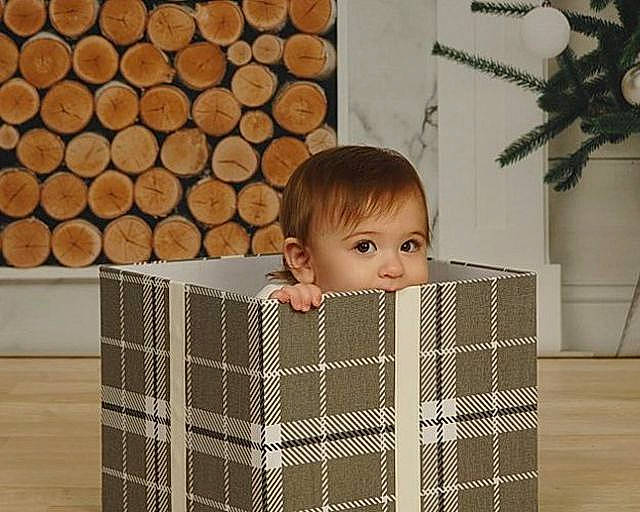 Mia is registered to the contest to win money with this photo: cardboard, child, pattern, person