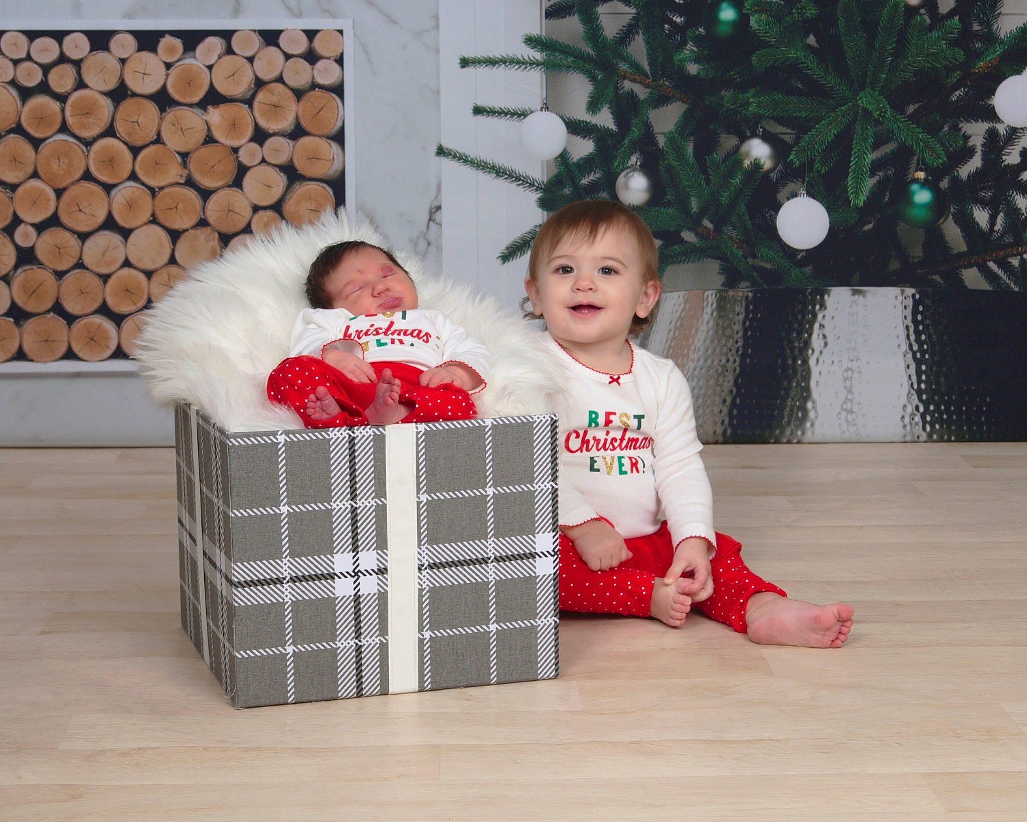 Mia is registered to the contest to win money with this photo: child, christmas, christmas_decoration, christmas_eve, christmas_tree, holiday, pattern, person, play, toddler, tree