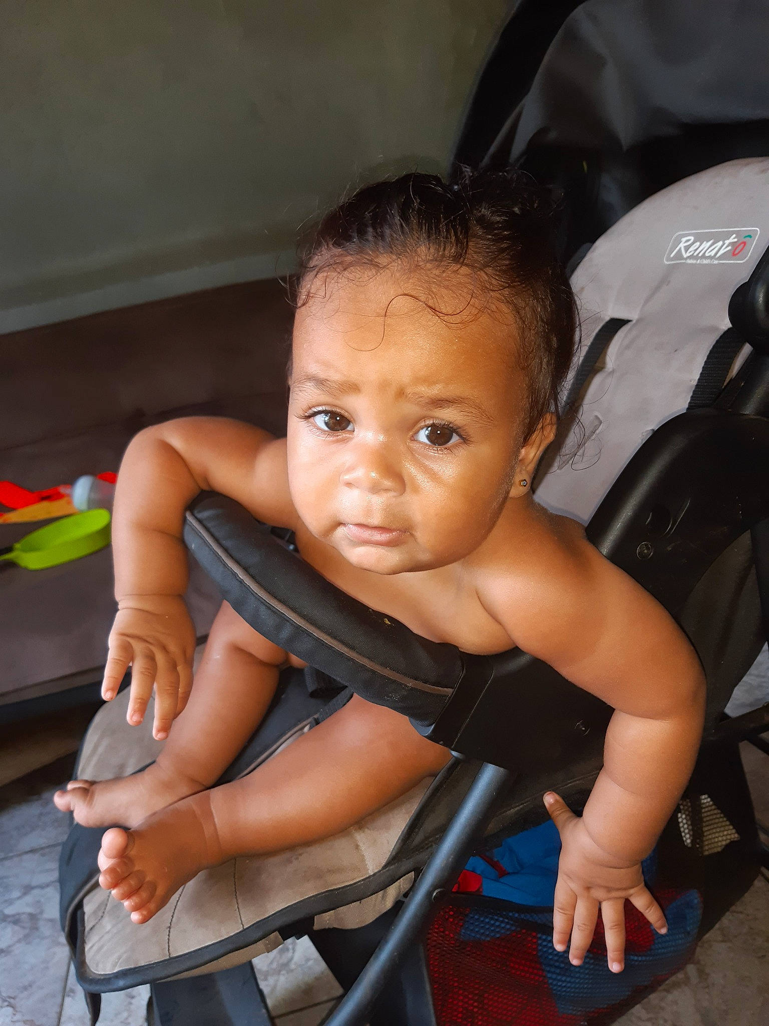 Nëyrane participe au concours pour gagner de l'argent avec cette photo : baby, baby_products, child, fun, leg, person, product, sitting, skin, smile, toddler, vacation