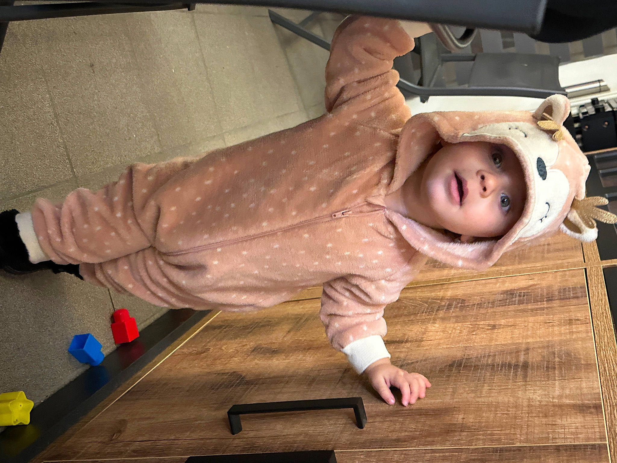 Maylane a rejoint le concours — aidez-le/la à gagner de superbes lots ! baby, baby_products, baby_toddler_clothing, child, comfort, flash_photography, floor, flooring, fun, happy, hardwood, headwear, person, portrait_photography, sitting, sleeve, smile, toddler, wood, wood_stain