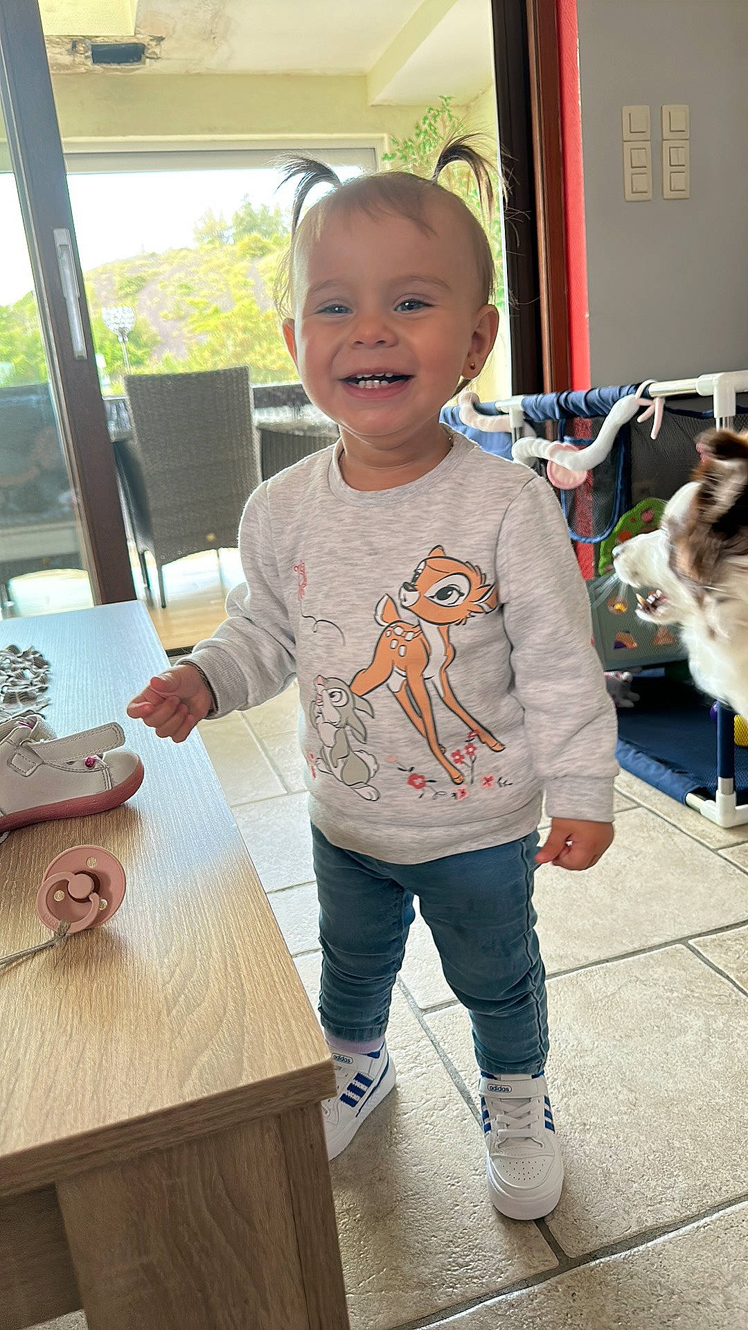 Maylane a rejoint le concours — aidez-le/la à gagner de superbes lots ! baby_toddler_clothing, child, coffee_table, desk, flooring, fun, happy, hat, joy, leg, person, plate, skin, sleeve, smile, standing, sun_hat, t_shirt, table, tableware