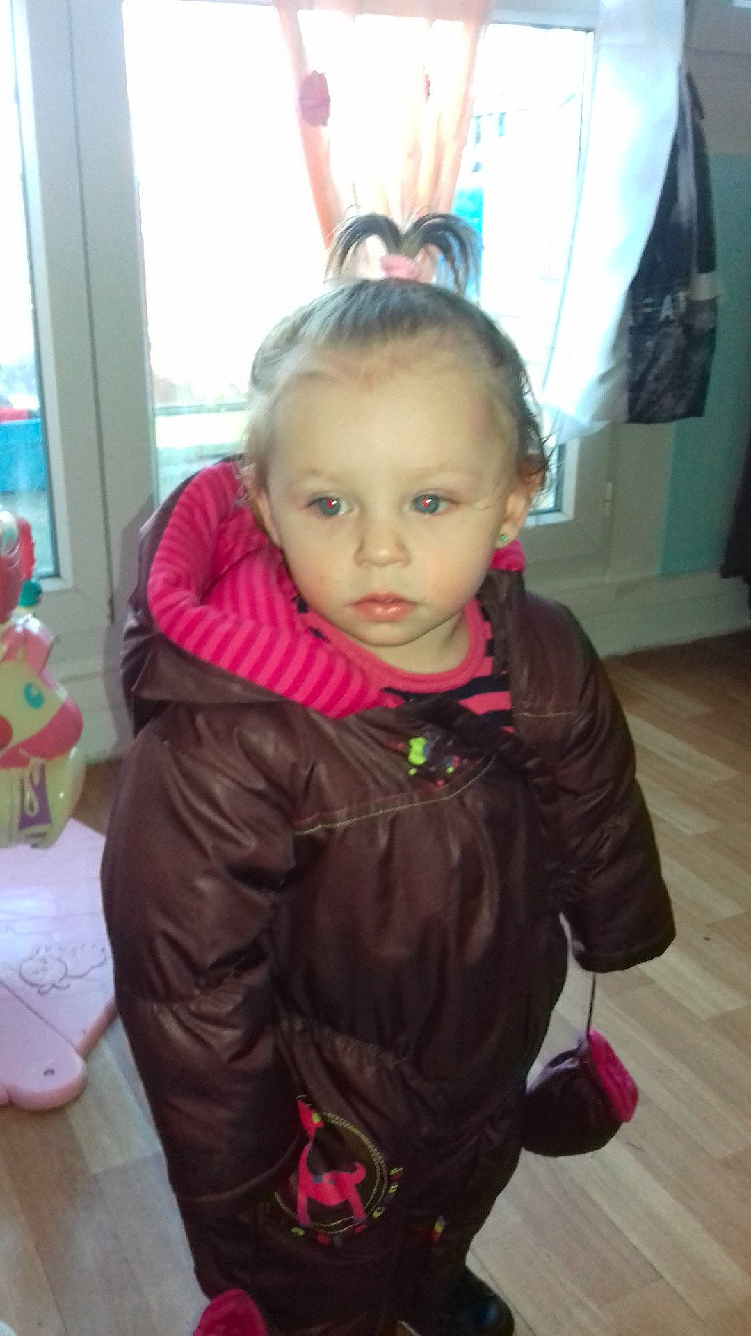 Eleanor a rejoint le concours — aidez-le/la à gagner de superbes lots ! child, day, fun, girl, hair, hairstyle, head, outerwear, person, product, skin, smile, textile, toddler