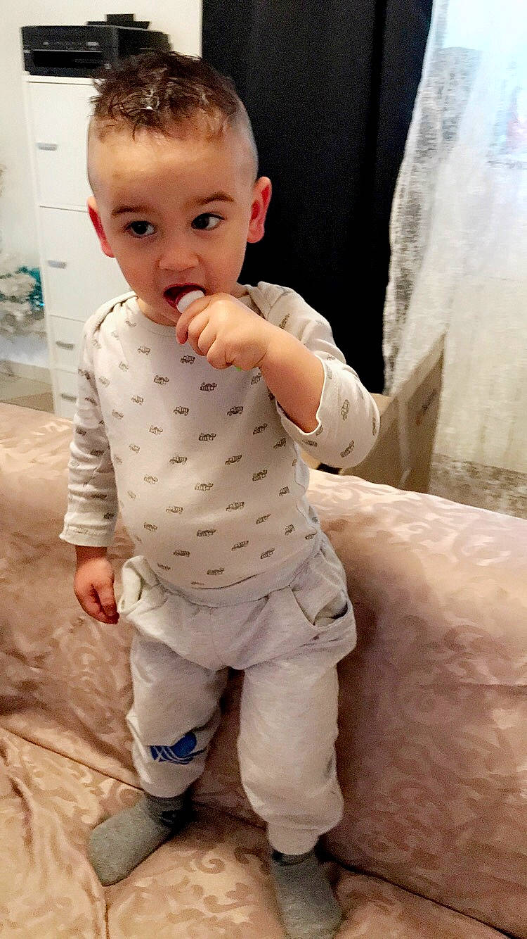 Naïm participe au concours pour gagner de l'argent avec cette photo : arm, baby, baby_toddler_clothing, cheek, child, outerwear, person, skin, sleeve, smile, surprise, toddler