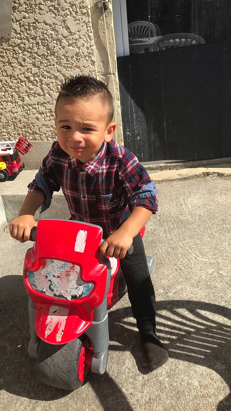 Naïm participe au concours pour gagner de l'argent avec cette photo : child, person, play, toddler, vehicle